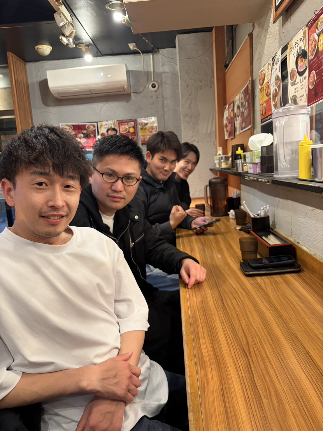 知識ゼロからスタートしたスタッフをプロへ育て上げる充実の育成ノウハウがあります。社内の模擬環境で実践に近い練習ができるため、未経験からでも自信を持って一人前のエンジニアへと成長できる強みがあります。