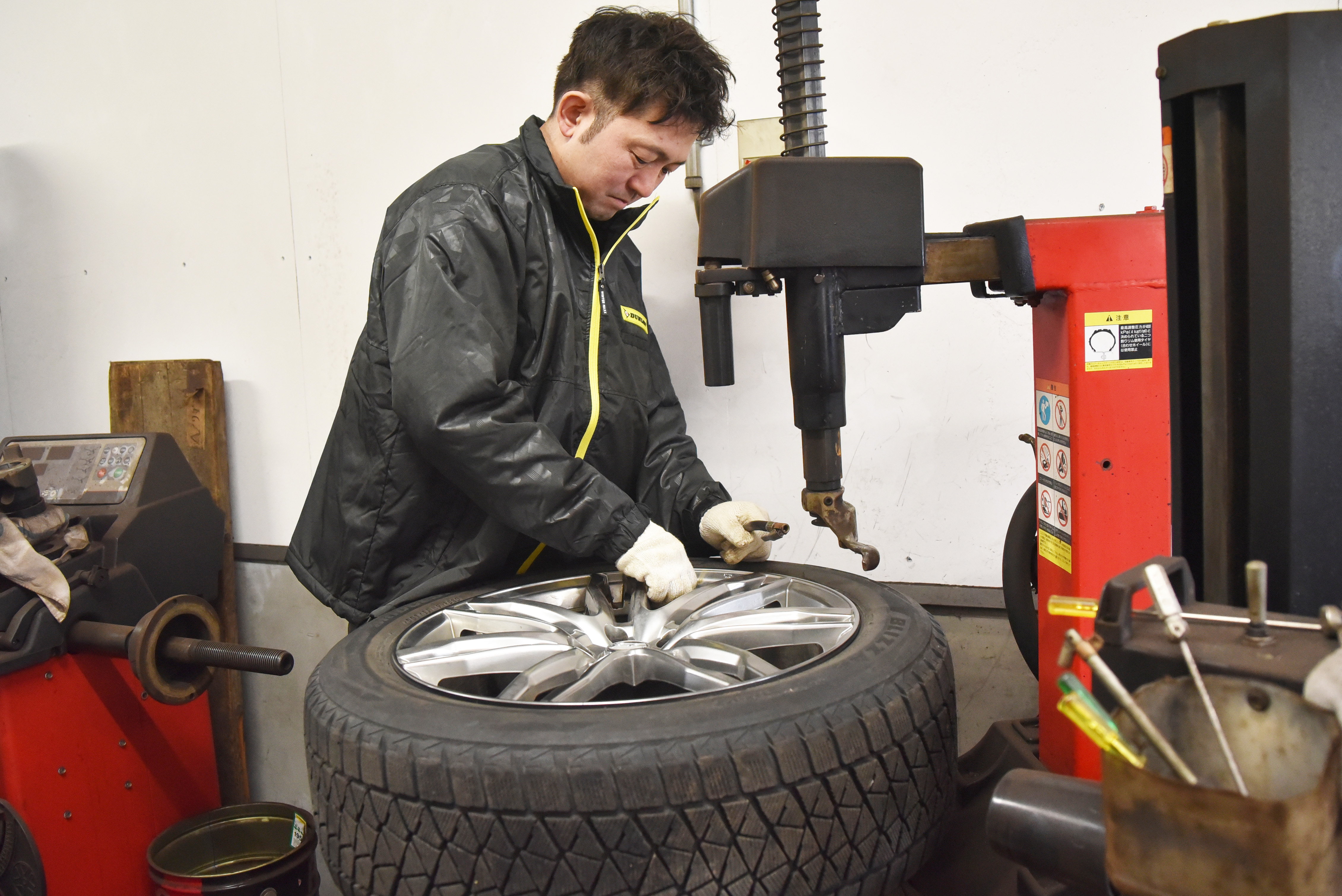 軽整備は整備士3級の資格と、カー用品店などでの実務経験があれば年数は問いません。店舗に軽整備は一人のみの配置ですが、わからないことがあれば他店舗のスタッフへ連絡して教えてもらえるので安心です。