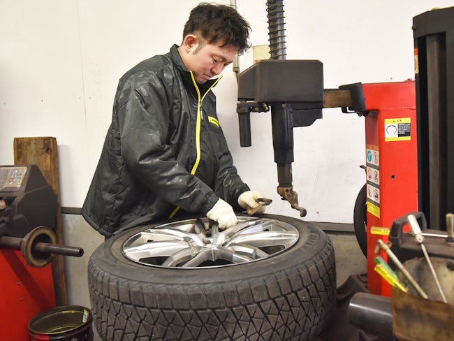 軽整備は整備士3級の資格と、カー用品店などでの実務経験があれば年数は問いません。店舗に軽整備は一人のみの配置ですが、わからないことがあれば他店舗のスタッフへ連絡して教えてもらえるので安心です。