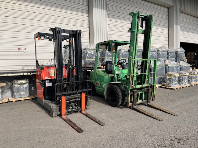 【フォークリフト】
倉庫作業が初めて、この業界が初めてという方も是非ご応募ください。免許取得から操作練習も含めてサポートします。