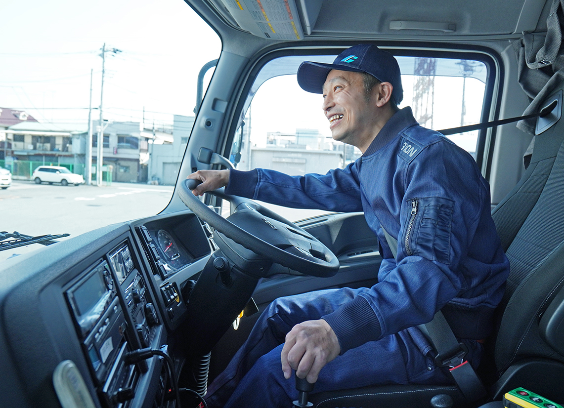 全国に展開する各センターではドライバーは20〜60代まで幅広い世代が在籍中。様々な業界・職種から転職してきた仲間も活躍しています！