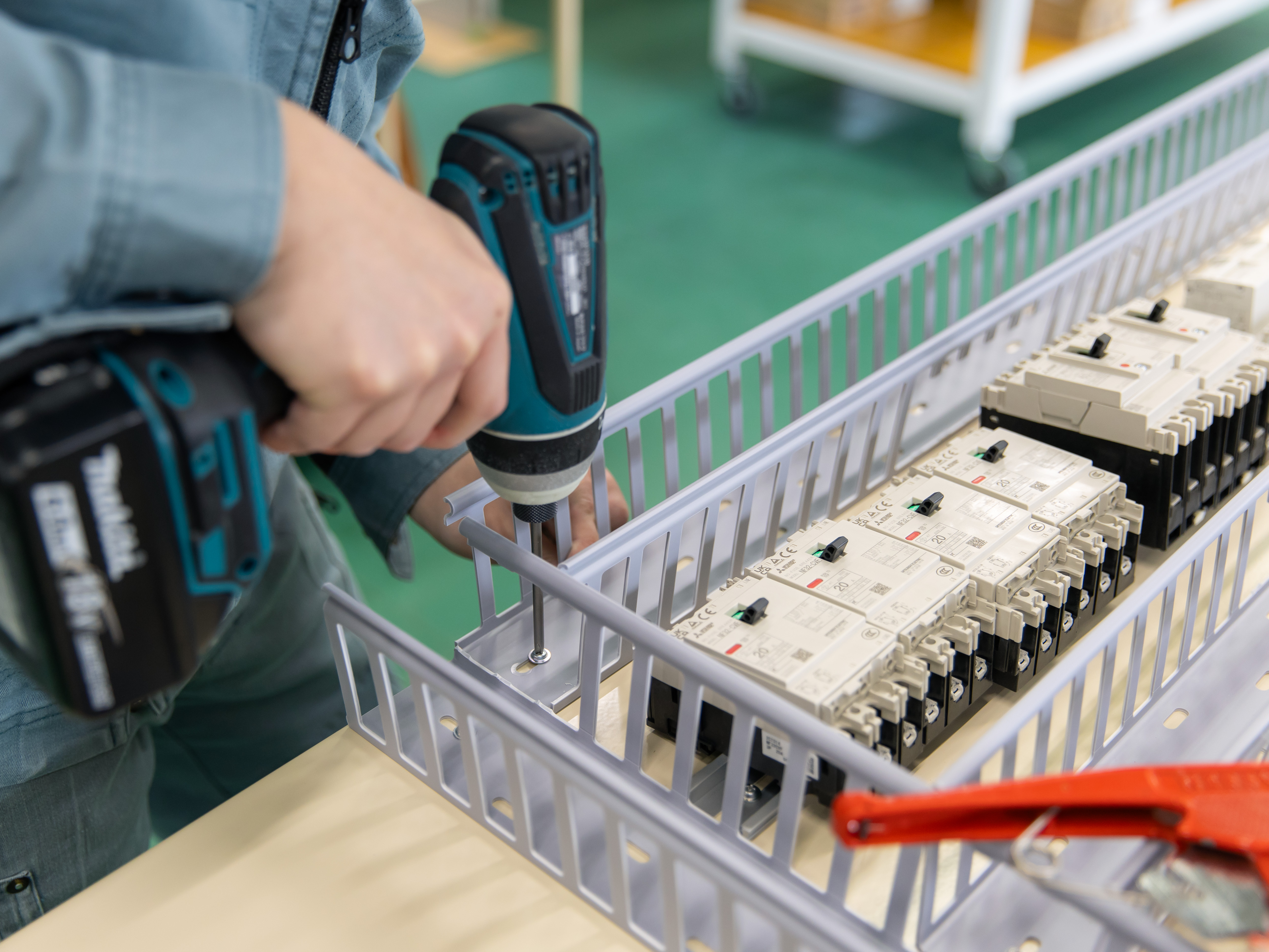 何もない状態から、無数の部品と配線を組み込んでいく。完成形を想像しながら自分の手を動かし、形にする喜びは製造業ならではの魅力です。あなたのモノづくりへの情熱を、ぜひ協和制御で発揮してください。