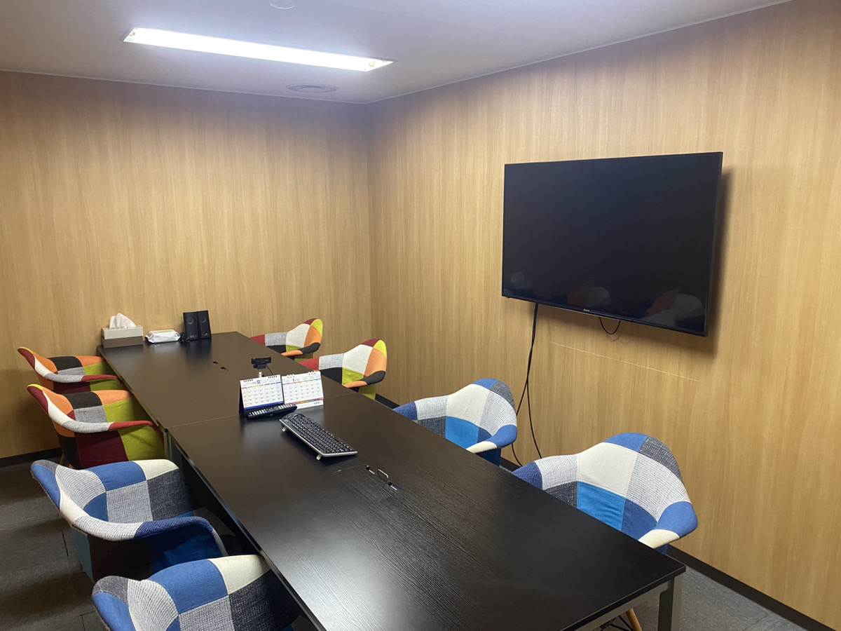 【会議室を4部屋完備】自社内の定例ミーティングの他、クライアント様とのオンライン会議にも利用可能です。