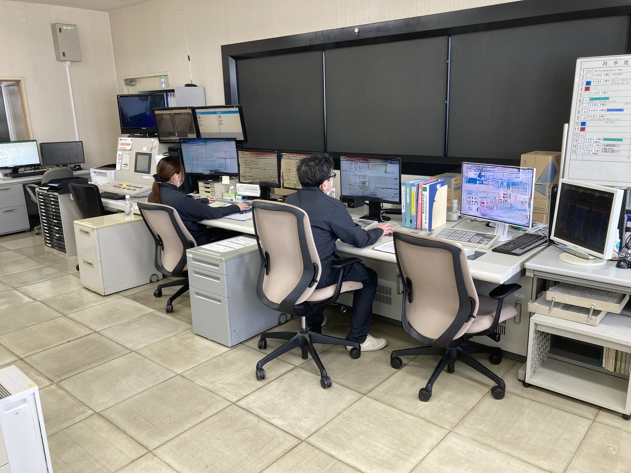 【運転状態の監視】
監視室のモニターで施設全体に異常が無いかを監視しています。
状況に応じた機械の運転など、各種操作をパソコンで行います。