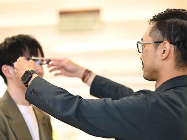 検眼や加工、調整など特殊な技術を習得し手に職を付けられるお仕事です。