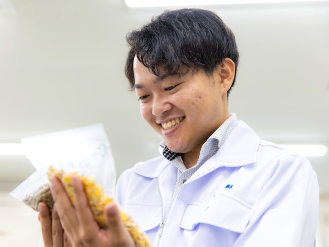 営業は既存顧客がメイン。例えばこの飼料を使えばコストを下げられる、同じコストでも飼料管理を考えるとこちらの方が良いなどのご提案をしています。農家さんからありがとうと言われることがやりがいになります。