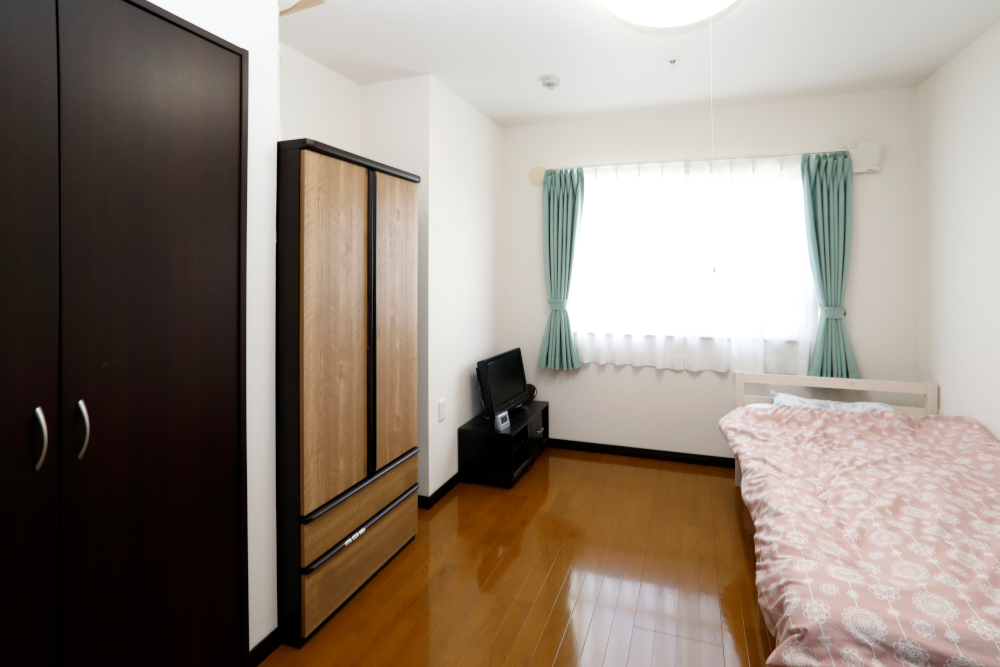 各部屋は太陽の光が降り注ぐ個室