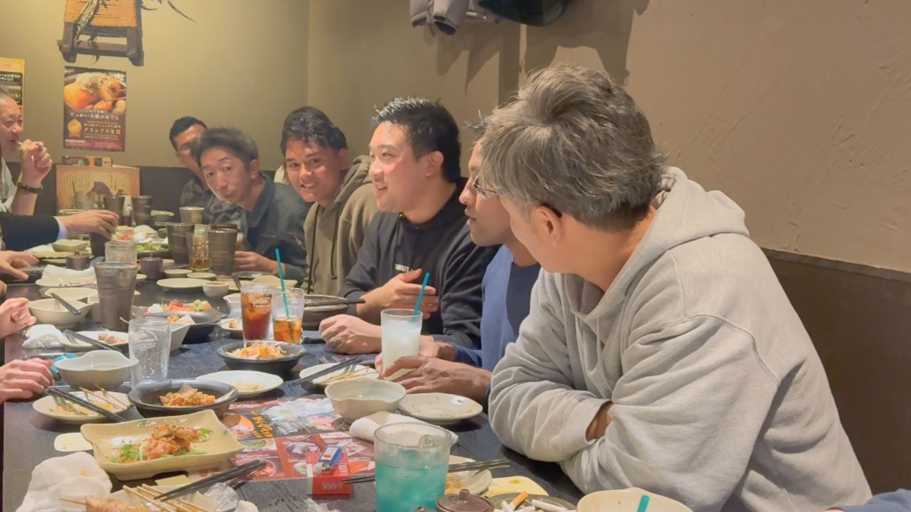 社員同士の仲がよく、食事会などをよく行ってます。既に仲が良い人たちの中に入っていくのは結構気を使うこともあるかと思いますが、気さくな人が多く、先輩の方から声をかけてくれますので安心してください｡