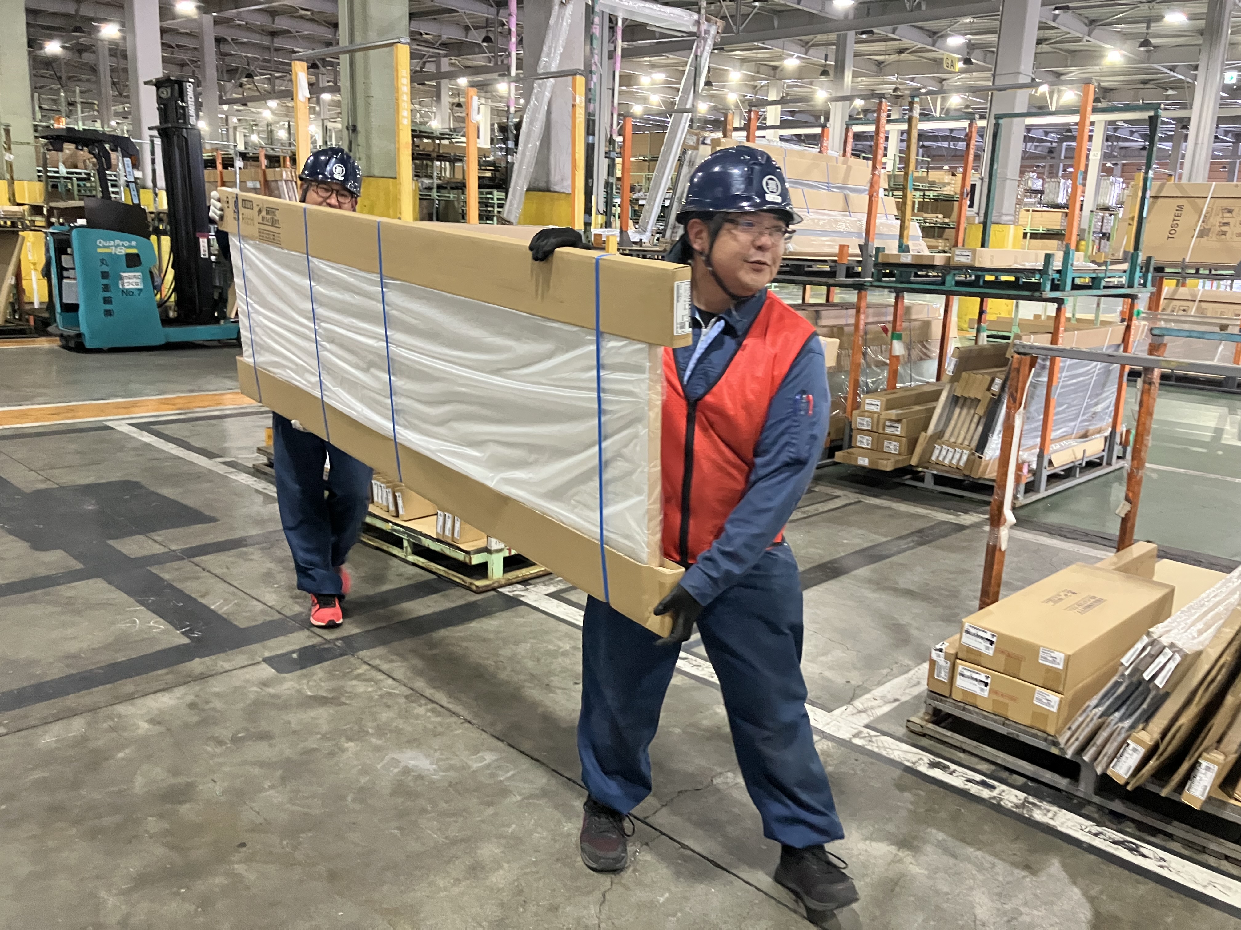 ＜積込作業＞建材は10〜30kgなど大きいものもありますが、自分のできる範囲から作業をスタートしてください。1人で運ぶことが難しければ先輩もサポートしながら協力して仕事を進めていきます。