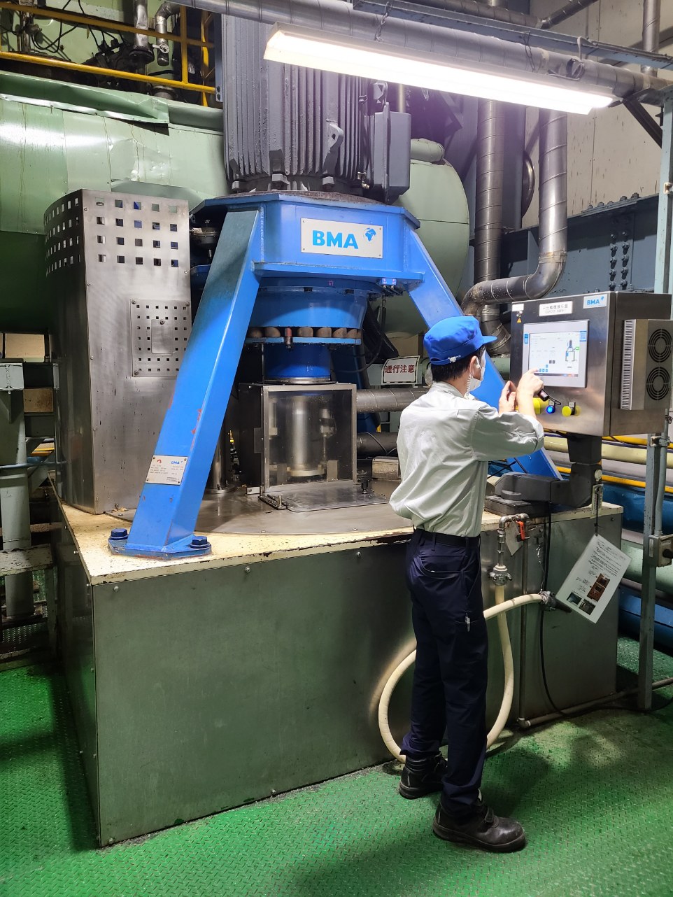 分離機を操作している様子。結晶缶で作られた結晶を遠心分離機に入れ、結晶と糖蜜に分けます。