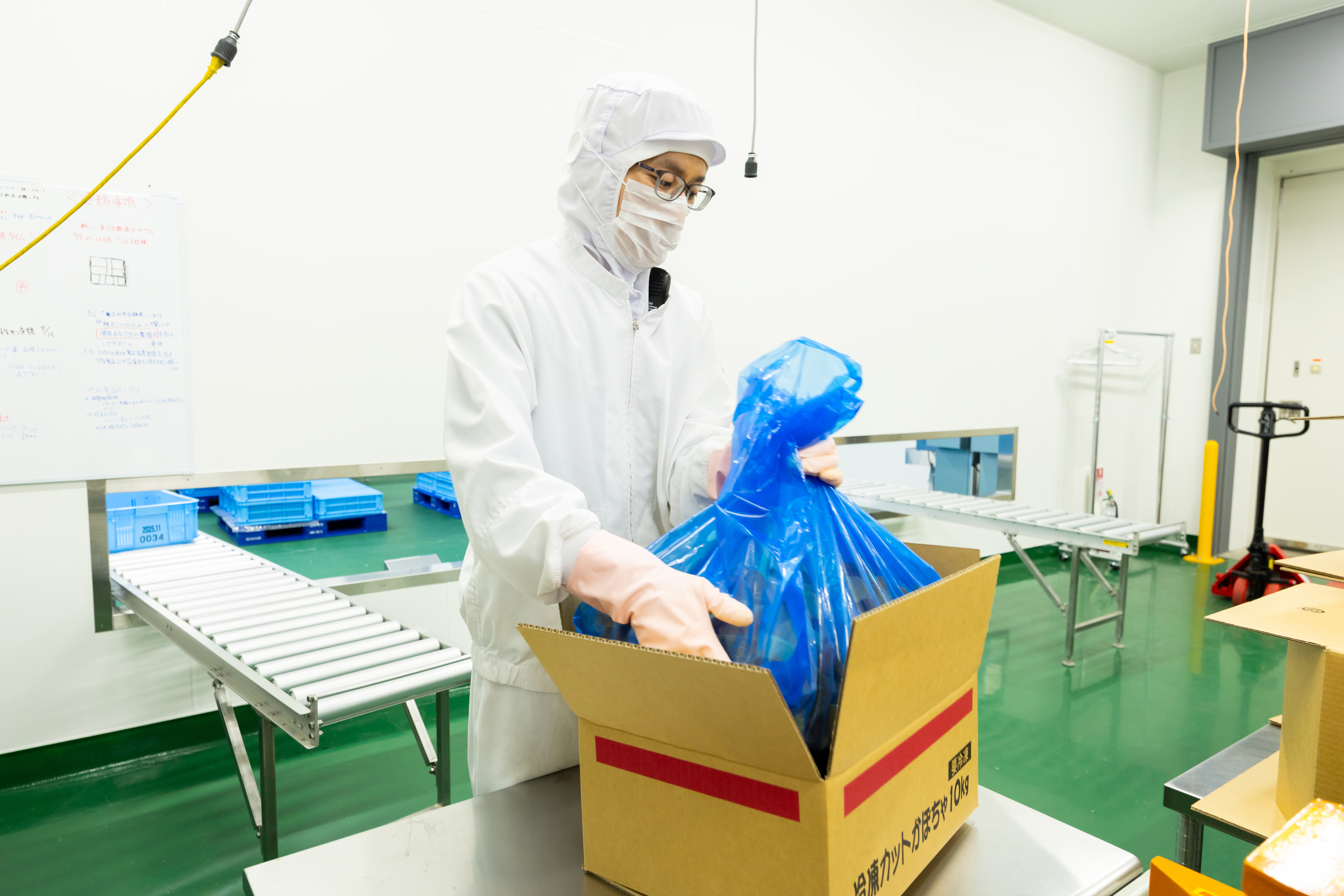 【基本的な製造工程（10）】
丁寧に段ボールへ詰め込み、ついに製品が完成。重い荷物の運搬は、台車やフォークリフトを操る熟練スタッフが担当しますので、安全面も万全です。こうして製品が出荷されていきます。