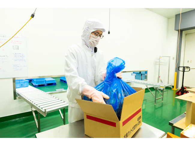 【基本的な製造工程(10)】
丁寧に段ボールへ詰め込み、ついに製品が完成。重い荷物の運搬は、台車やフォークリフトを操る熟練スタッフが担当しますので、安全面も万全です。こうして製品が出荷されていきます。