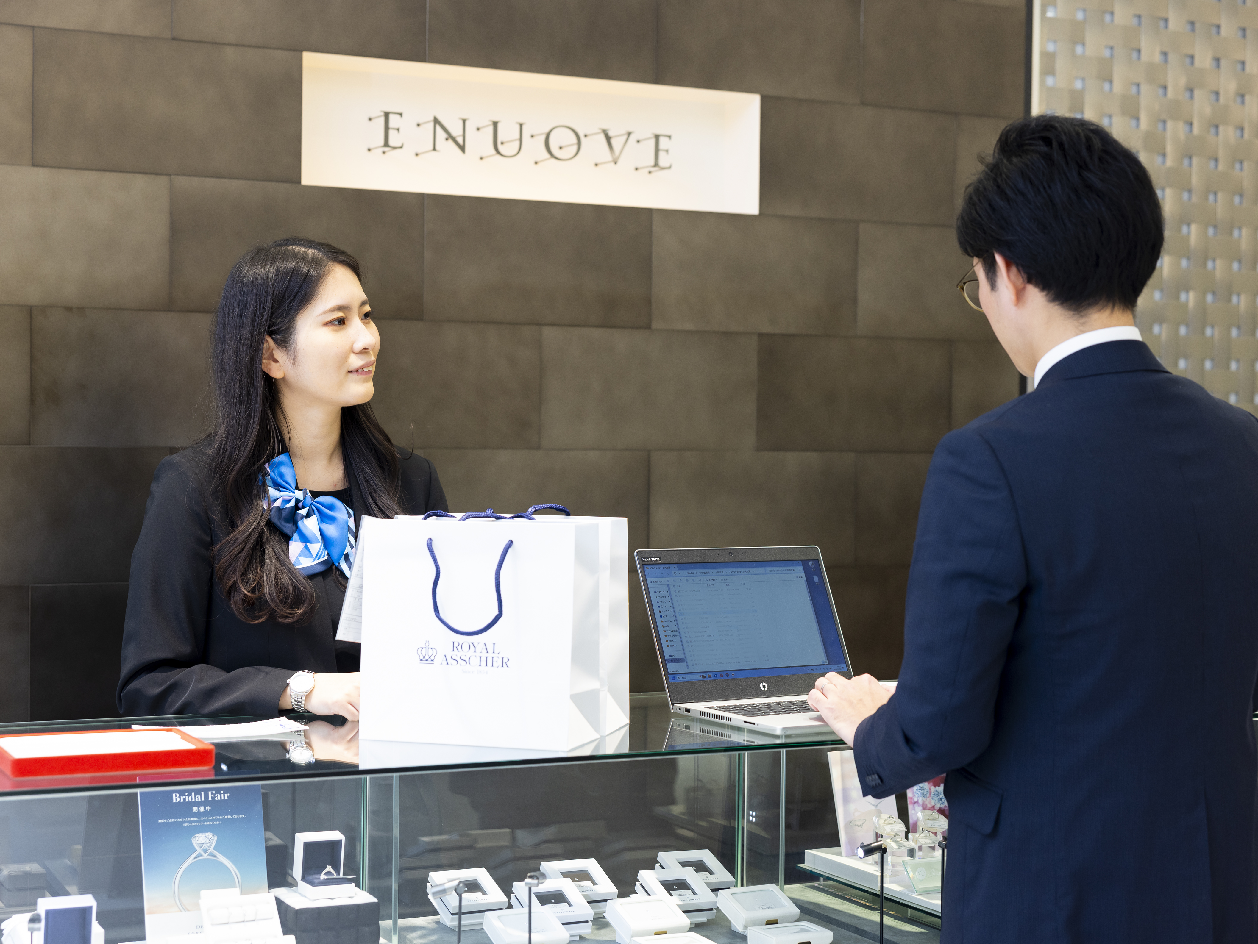 刻印して仕上がってきた商品の検品や、商品の発注に関わる書類作成など、一定の事務方作業もあります。また、会計方法や伝票の書き方などをまとめた手書きのスタッフお手製マニュアルもあります。