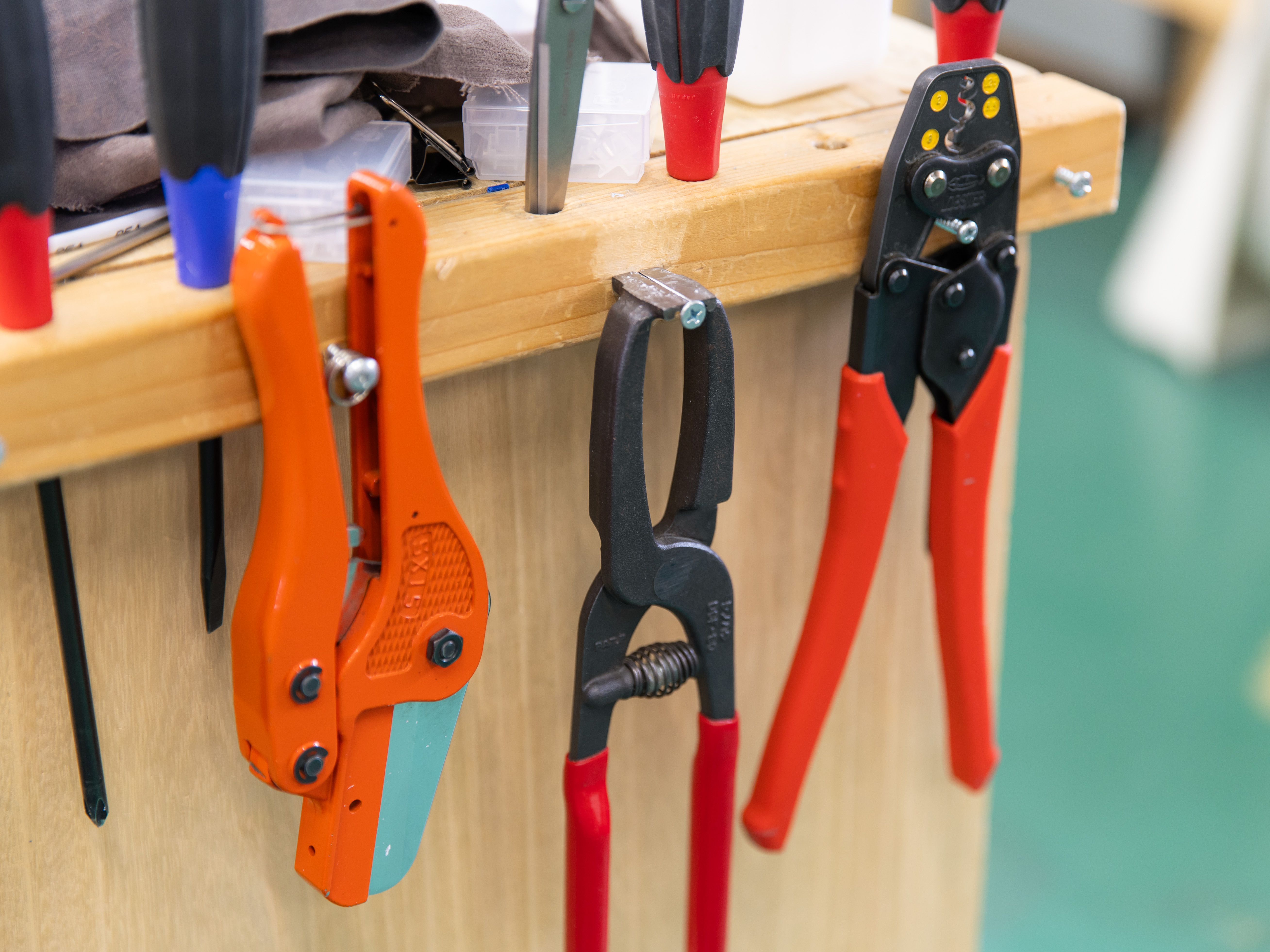 ニッパーやドライバーなど、使い込まれた工具は職人の証。最初は不慣れでも、毎日触れるうちに自分の手足のように扱えるようになります。まっさらな状態から、一人前の技術者へと育っていく過程をサポートします。