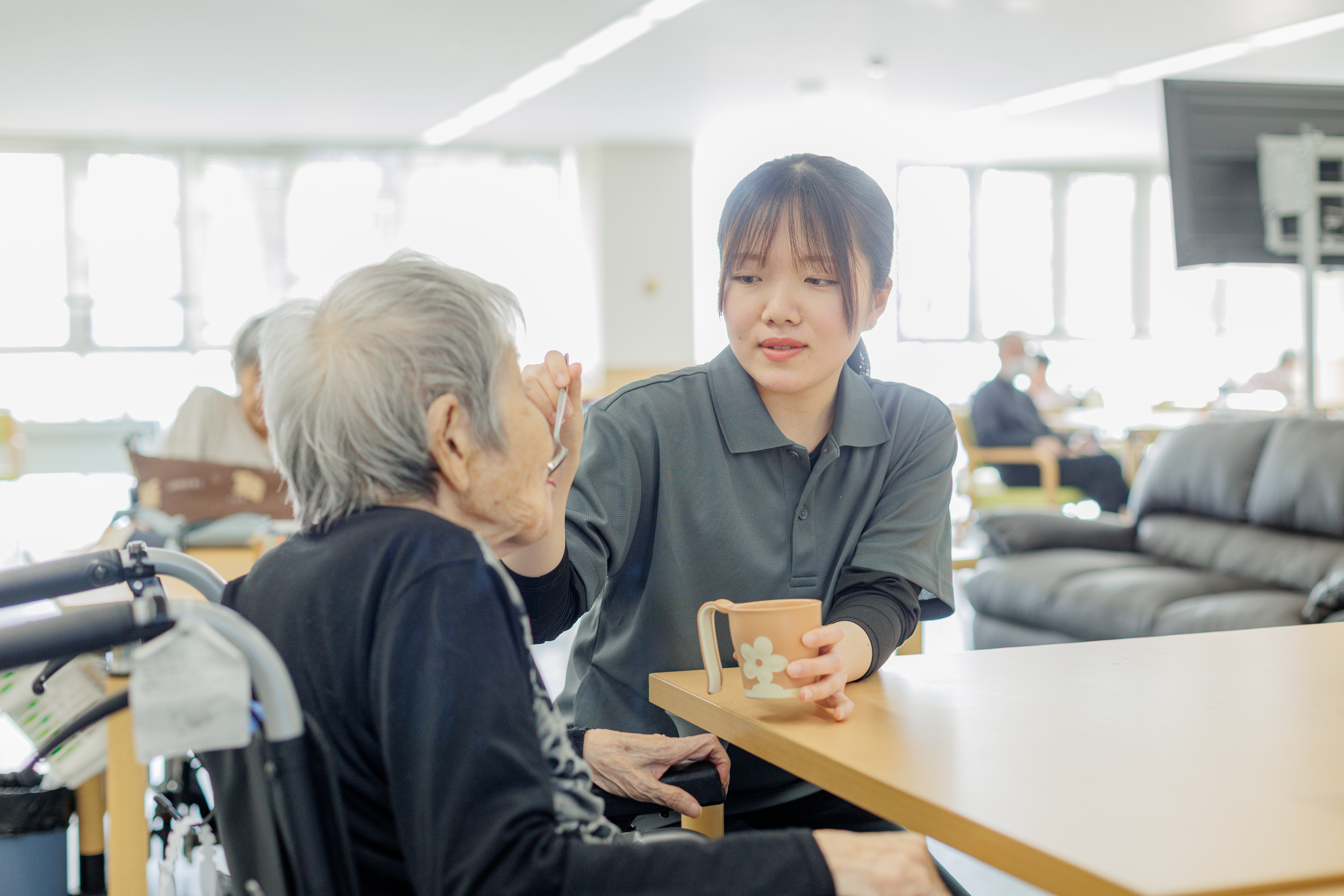 「ここは第二の家」「幸せだった」。最期にそう言っていただけるケアを。ただのお世話ではなく、在宅復帰や看取りを通じて、人生に深く寄り添える仕事。介護福祉士としての本当のやりがいがここにあります。