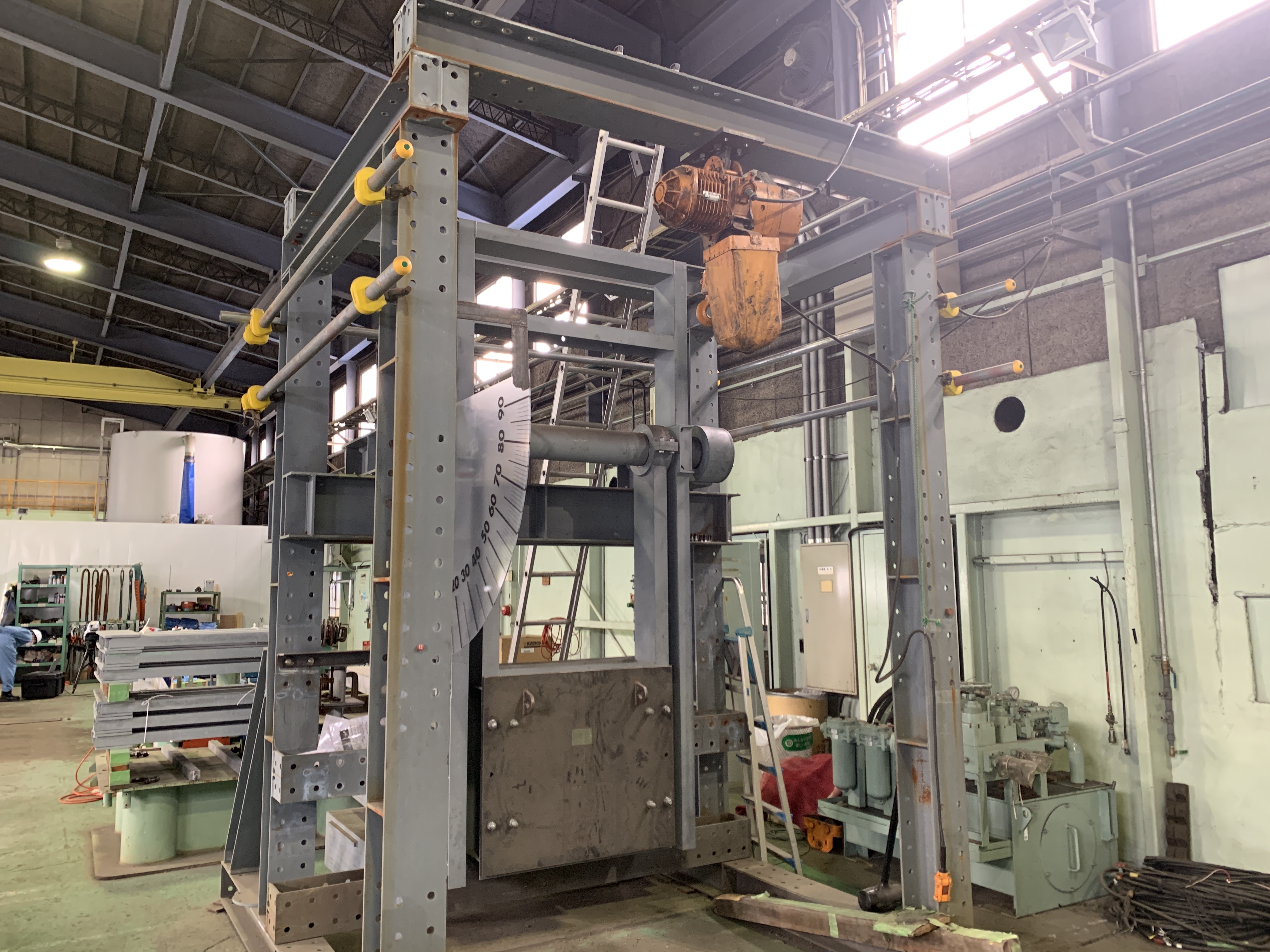 こちらが組み立てられた制作途中の水門。災害の多い日本では今後も欠かせない防災設備。農作物や人命を守るため、全国各地から依頼を受けています。(組み立て作業は別部門が担当しています)