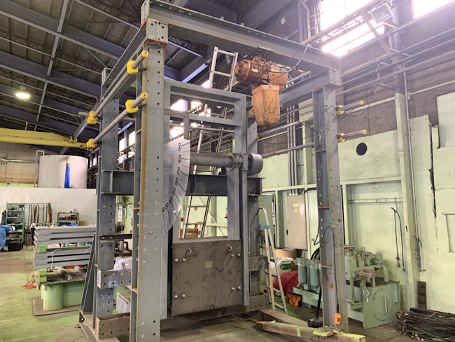 こちらが組み立てられた制作途中の水門。災害の多い日本では今後も欠かせない防災設備。農作物や人命を守るため、全国各地から依頼を受けています。(組み立て作業は別部門が担当しています)