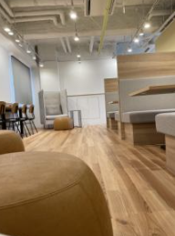 社内には明るくキレイな休憩室を完備♪飲み物を飲んだり、スマホを操作したり等、自由に過ごして頂いてOKです◎