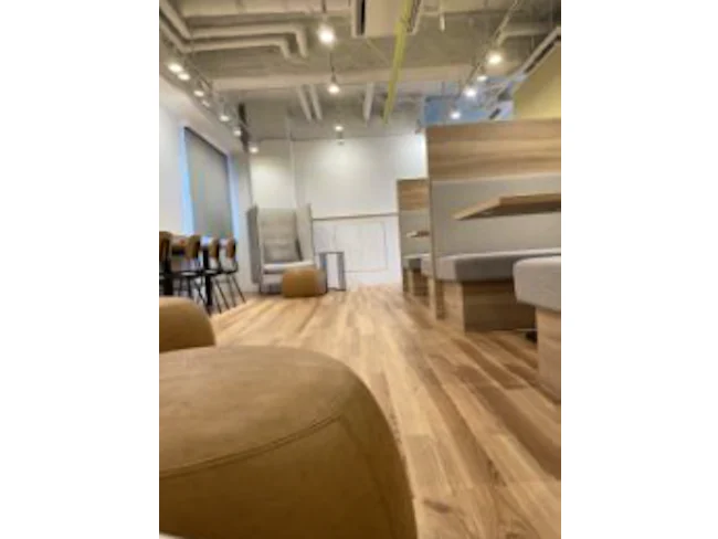 社内には明るくキレイな休憩室を完備♪飲み物を飲んだり、スマホを操作したり等、自由に過ごして頂いてOKです◎