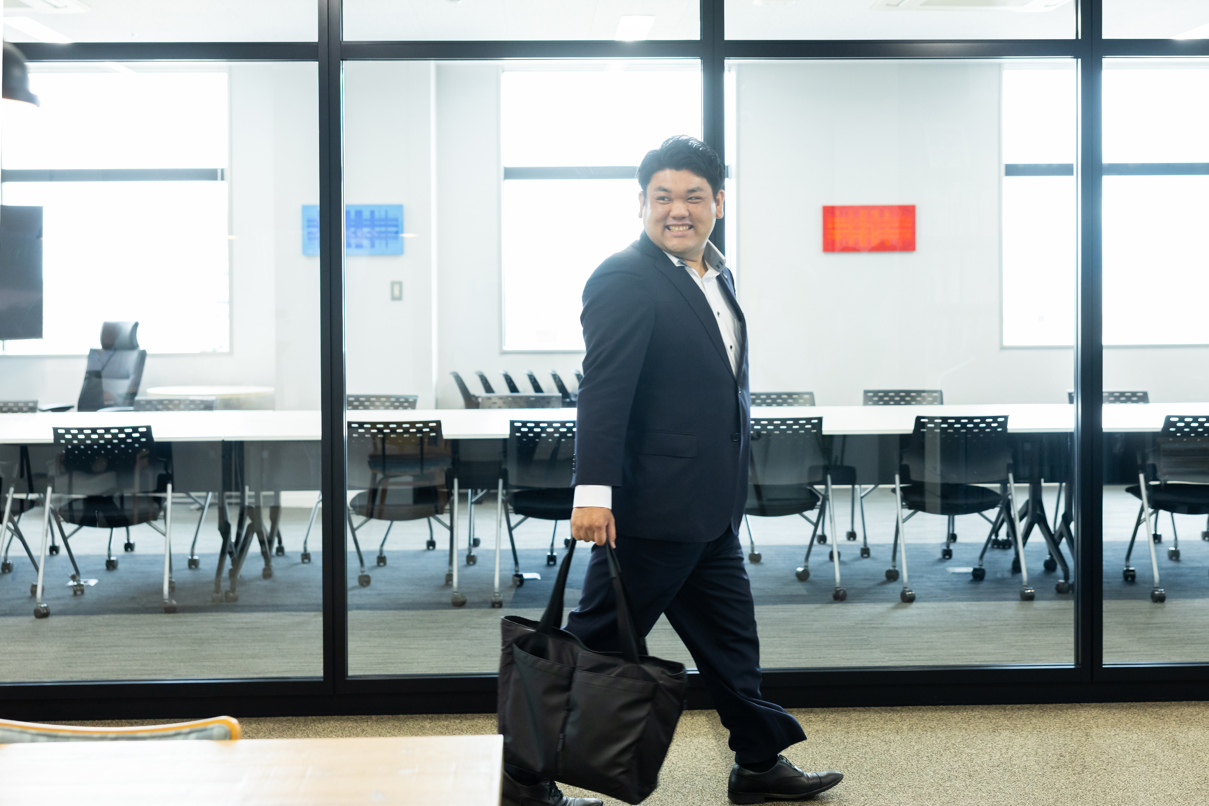客先での打ち合わせや営業活動、現場立ち会いなど外勤業務とオフィスでの打ち合わせや提案を考えるなどのデスクワークの割合はほぼ5:5です。