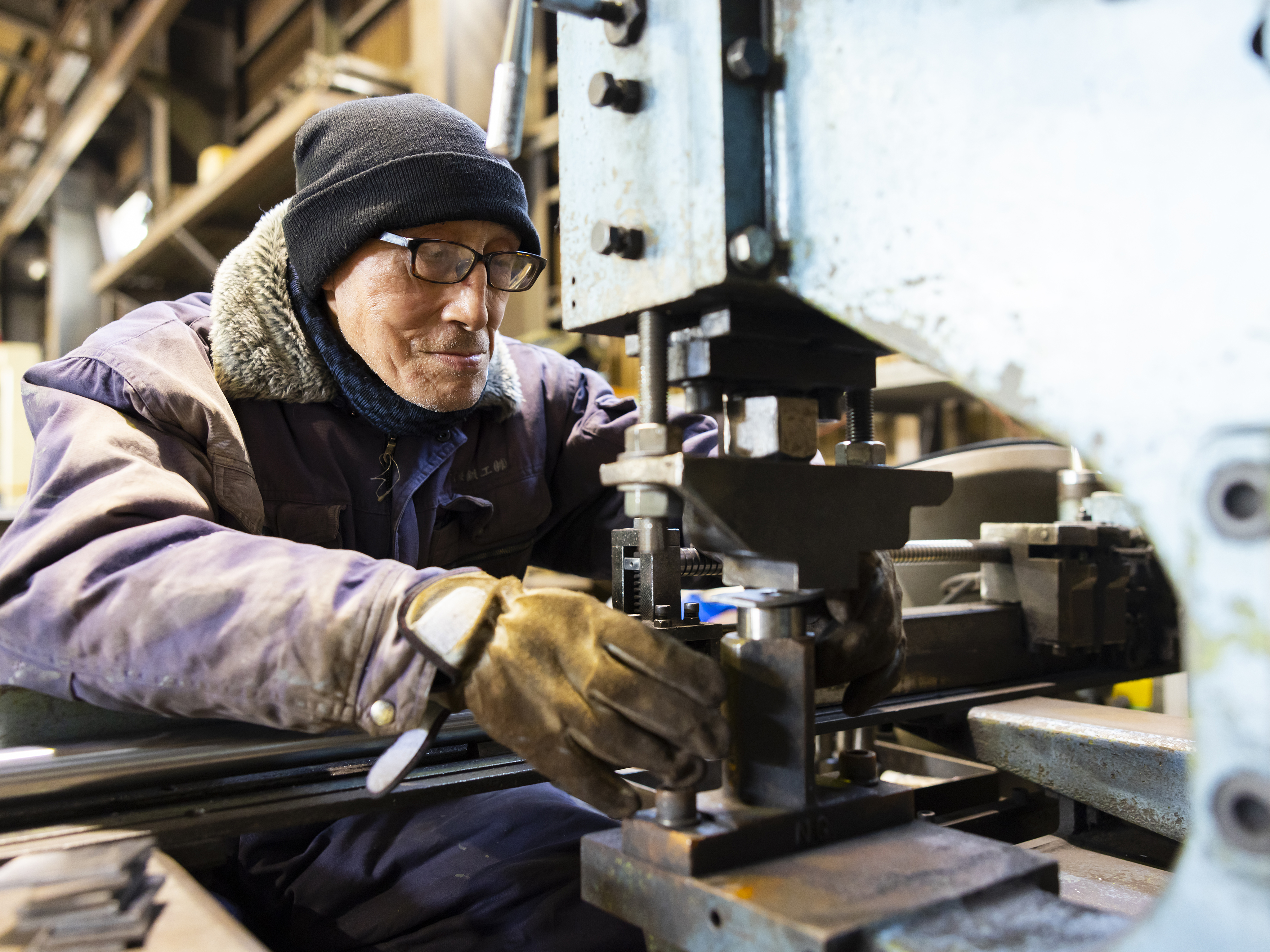 【鉄骨製造について】簡単なものからスペシャルな物まで幅が広いです。溶接･切断･穴開け､曲げ等､練習も勿論できますし、初めは修正が効く簡単な部分からお任せしていきますのでご安心下さい。