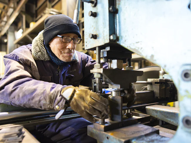 【鉄骨製造について】簡単なものからスペシャルな物まで幅が広いです。溶接・切断・穴開け、曲げ等、練習も勿論できますし、初めは修正が効く簡単な部分からお任せしていきますのでご安心下さい。