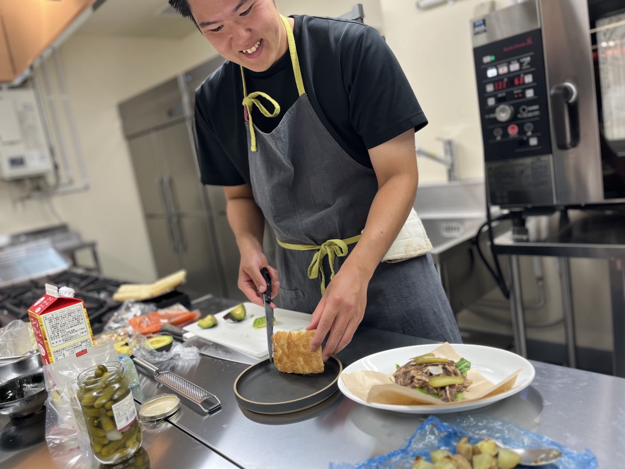 夜はワインバー、昼はランチ、早朝はパンの製造と、時間帯によって違う表情を見せるお店。北海道の魅力を、さまざまな形で届けていきます。