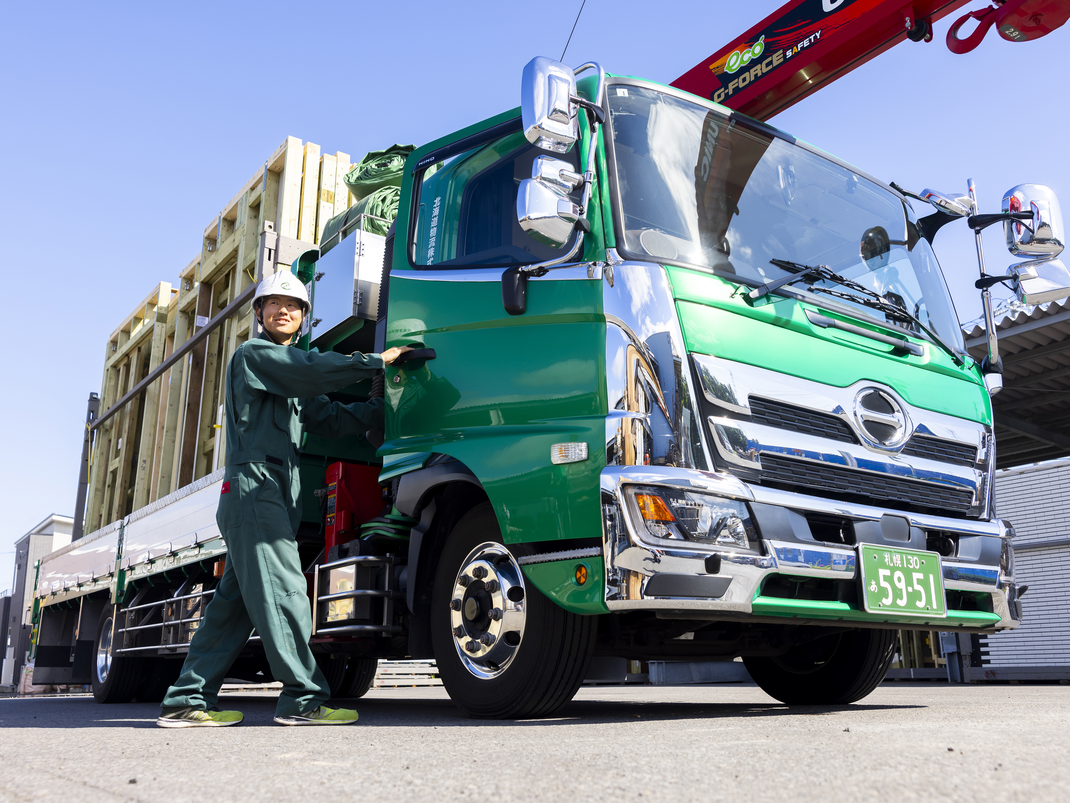 業務の拡大に伴い、新車も積極的に導入しています。ドライバー経験のない、異業種からの転職入社組も多くいます。先輩の車へ同乗して仕事の流れを学ぶ期間などもしっかりととり、できる限りのサポートをします。