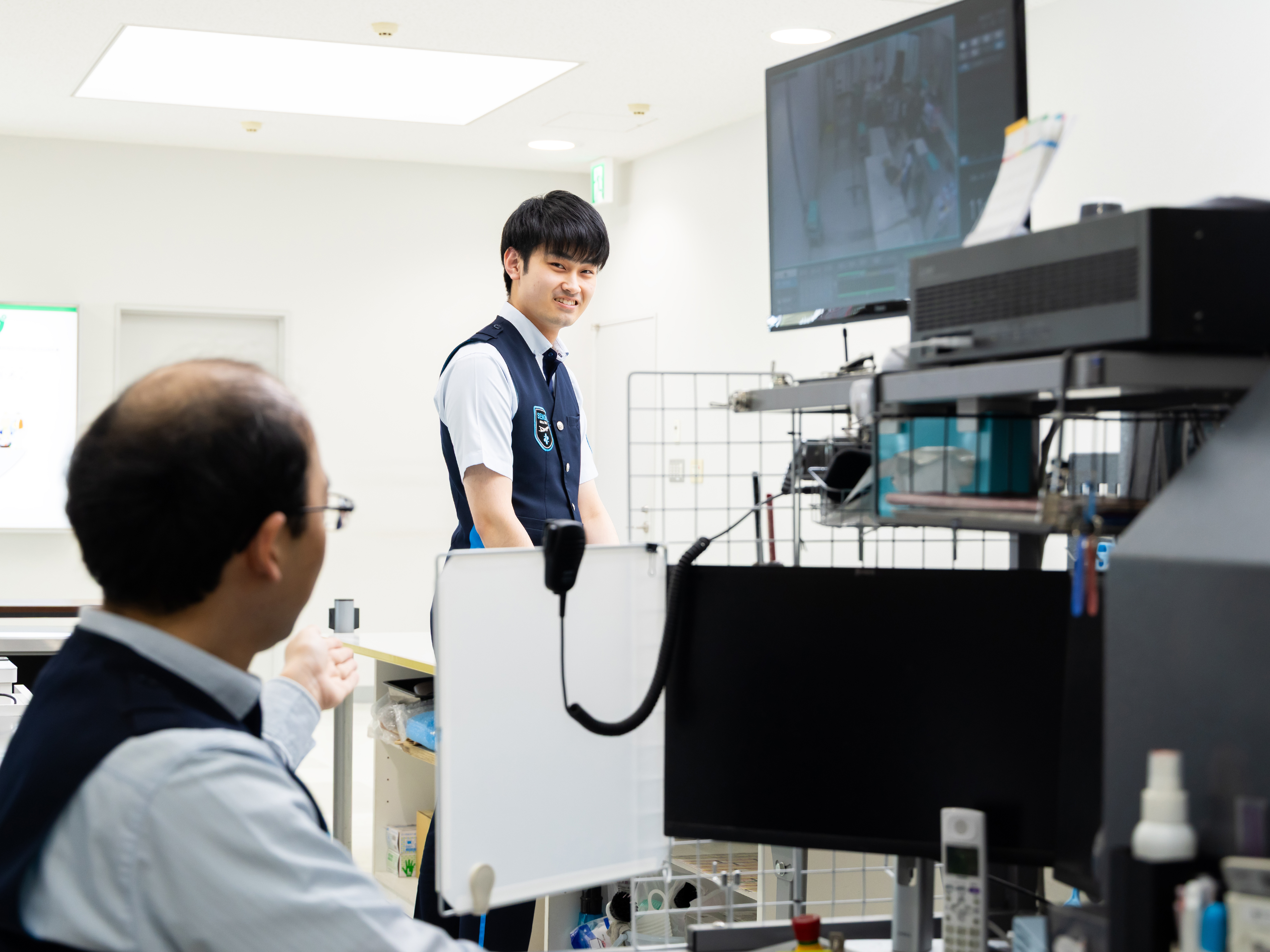 モニターチェックでは、手荷物をX-RAYやCTスキャンといった機器を使用して検査をします。爆発物や火薬類、ガスボンベや引火性の液体物等のような飛行機に載せてはいけない物が入っていないか検査する業務です。