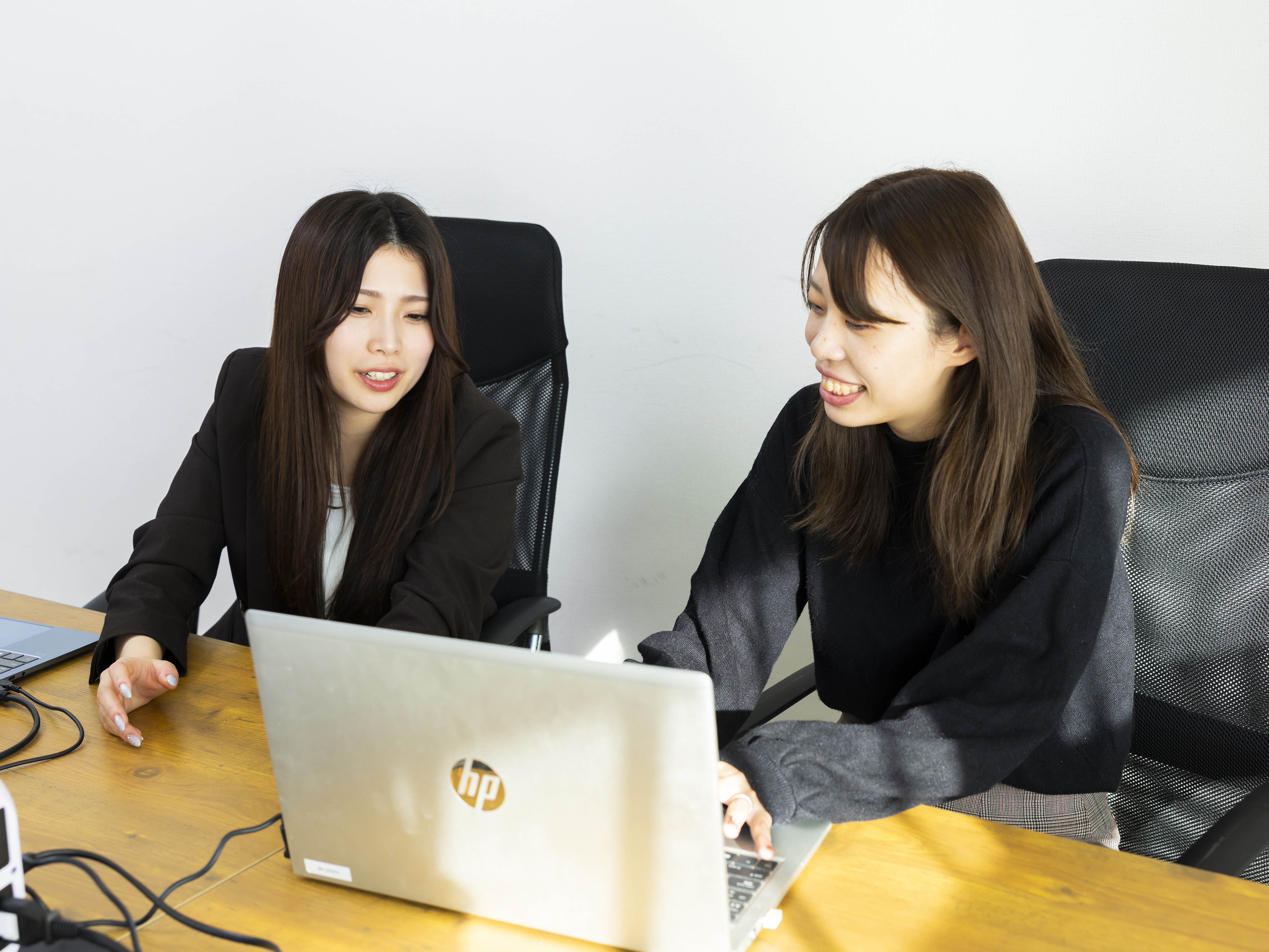 案件の合間も「閑職」には追いやられません。待機期間中は社内開発や教育担当の役割を用意し、給与も満額支給。会社都合でエンジニアの生活を脅かすことはしない。それが創業以来守り続けている、私たちの誓いです。