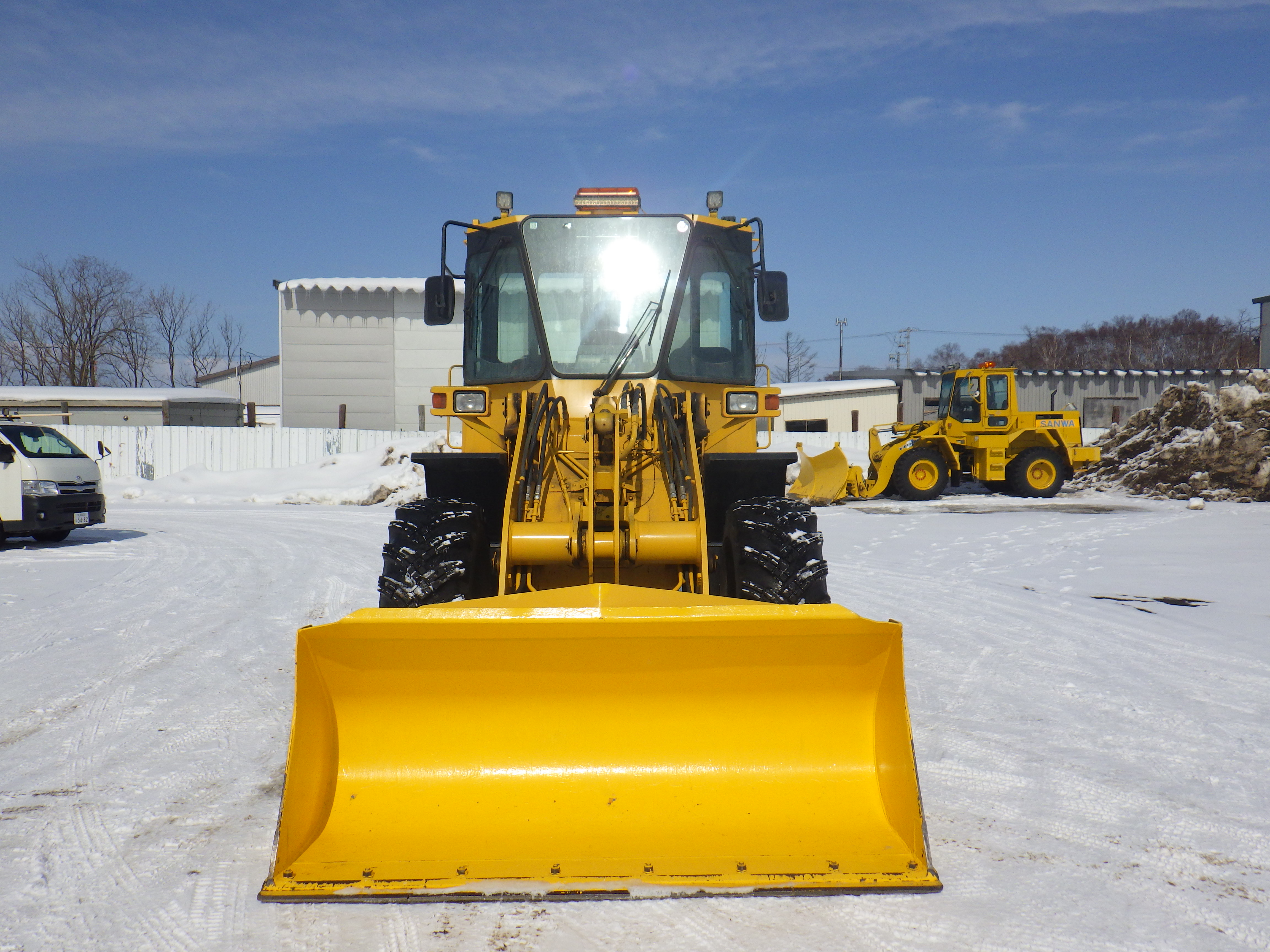 閑散期にはいつも乗っている重機などのペンキ塗りを行っております。
「いつみてもきれいな状態」のほうがより大切にでき、モチベーションも維持できるので長年行っております！