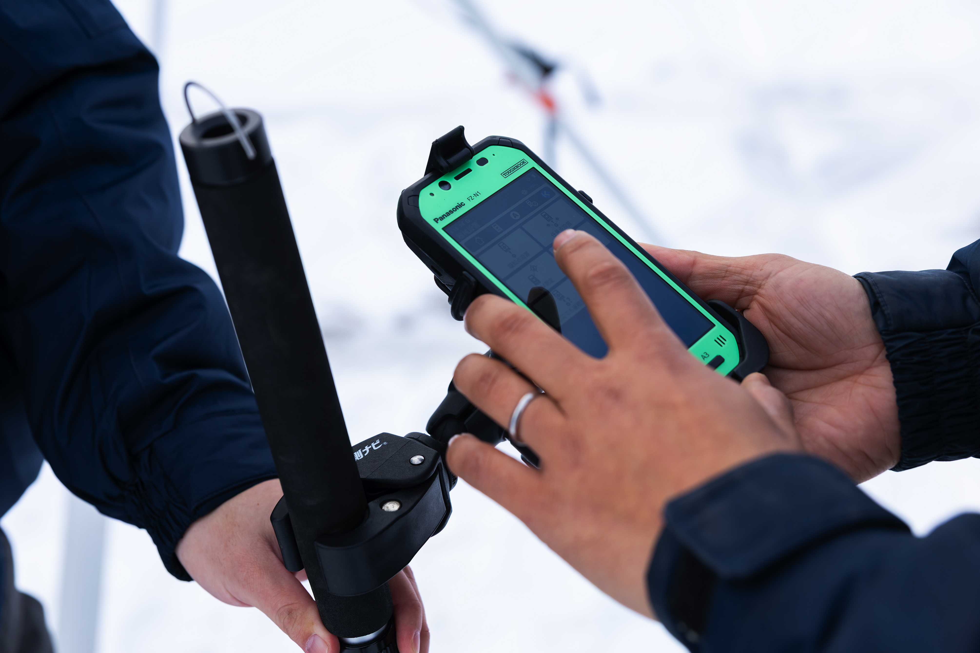 最新のデジタル測量機器を導入するなど、現場はICT化も進んでいます。個人の体力に頼るのではなく、より効率的に働けるよう工夫しています。