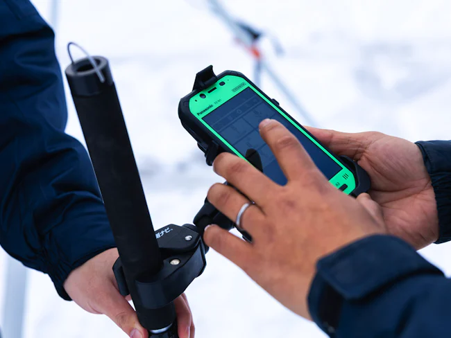 最新のデジタル測量機器を導入するなど、現場はICT化も進んでいます。個人の体力に頼るのではなく、より効率的に働けるよう工夫しています。