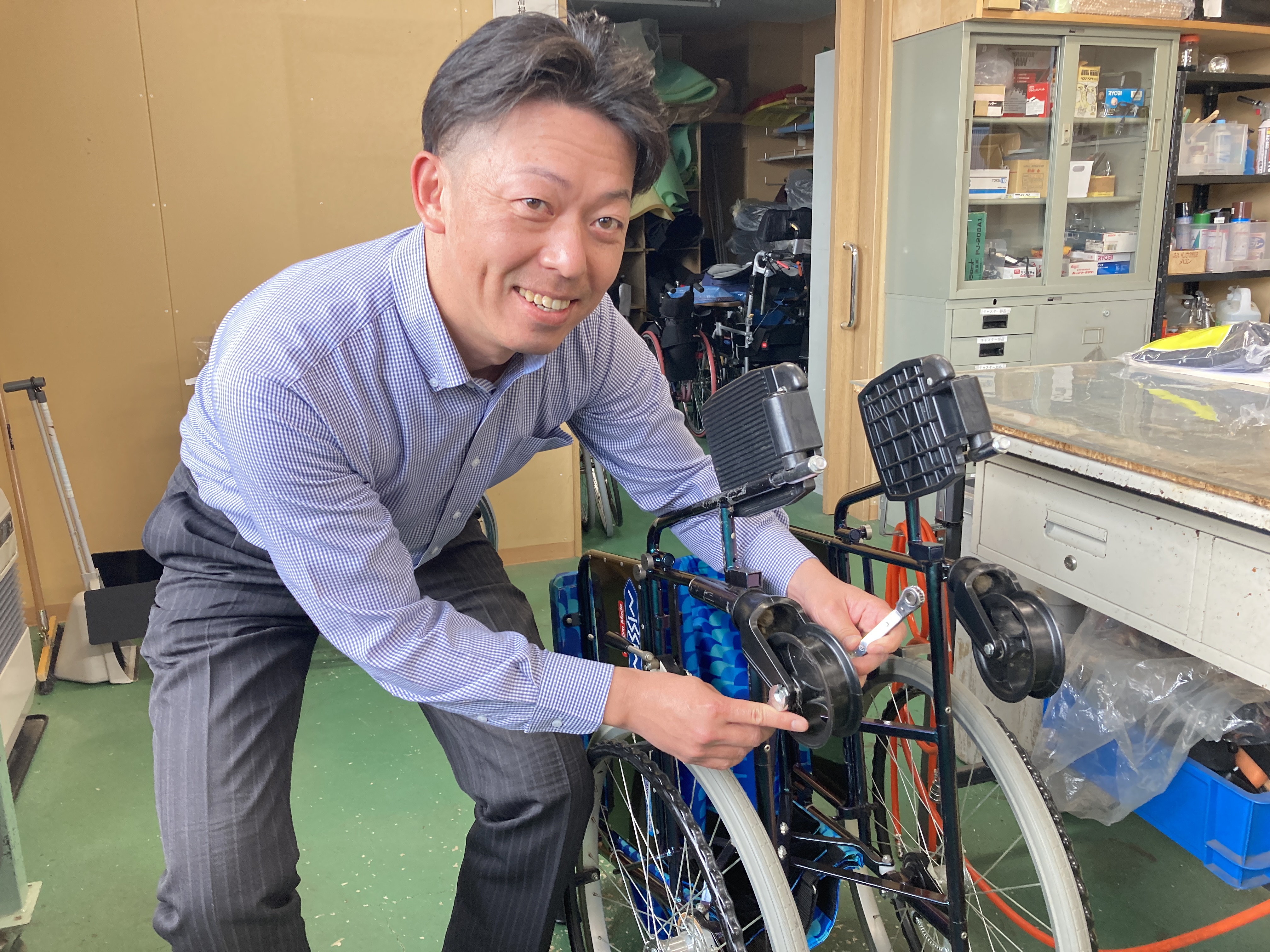 車イスは、既製品ではなく、利用する方の体型や身体状況によってオーダーメイド。サイズや機能など細部まで専門性を持ってご提案できることが当社の特徴。だから「札幌福祉医療器さんに」と選んでいただけるんです。