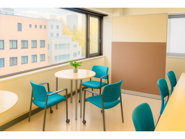 明るく清潔感のあるオフィスには、リラックスして打ち合わせができるスペースも完備。仕事の合間の息抜きや、メンバー同士のカジュアルなコミュニケーションの場として、アイデアの共有にも活用されています。