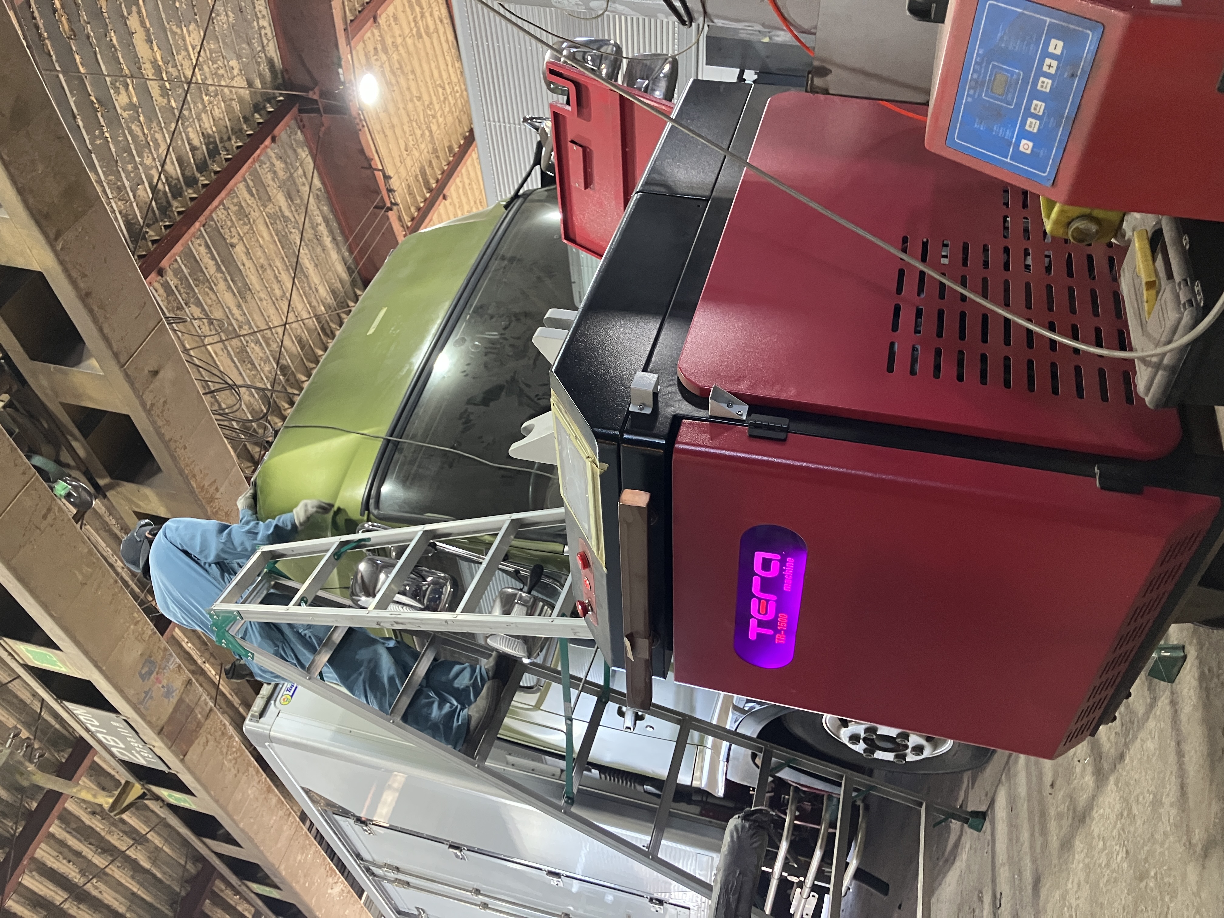 「レーザー溶接機」を用いた作業の様子です♪