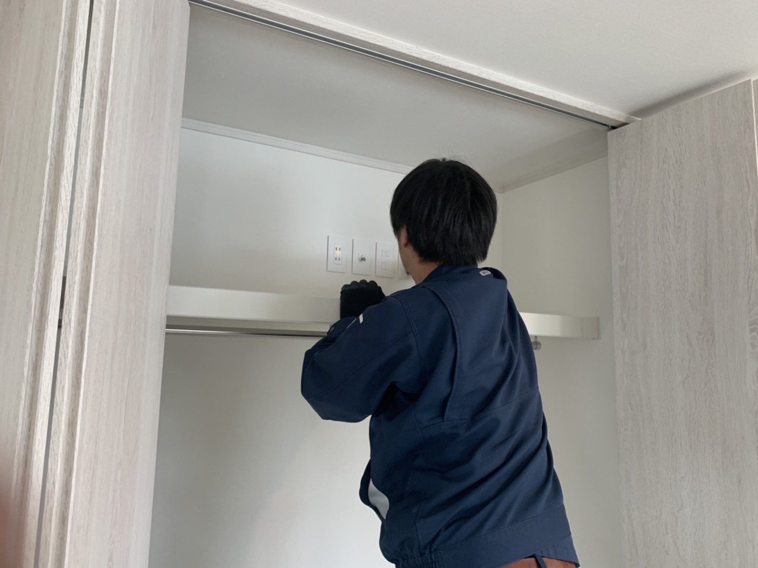 工事が終わりお客様に引き渡す際、現場で電気を付けたときに、「おおすごい！」と喜んでもらえたときがこの仕事をやって良かったなと感じます。どの職種も同じかもしれませんが、工事完了後の達成感は格別です。