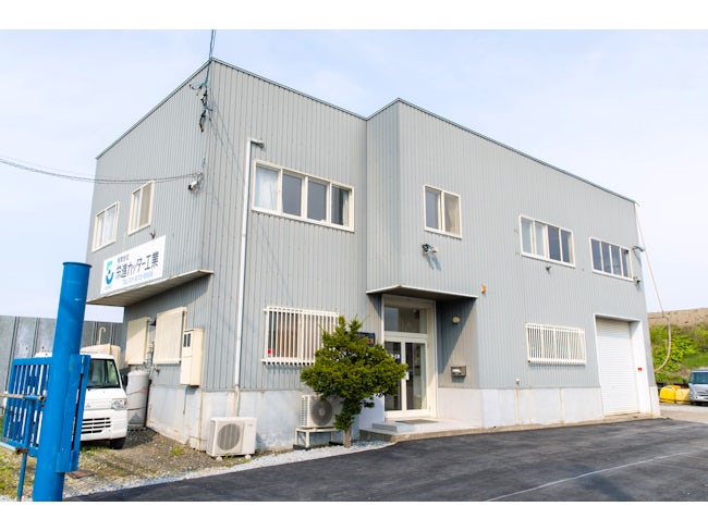 【会社外観】目の前には広い駐車場があり、従業員の車のみならず、切断機械、トラックなどがずらっと並んでいます。トラックや切断の機械は固定車両制。どんどん愛着も湧いていきますよ。