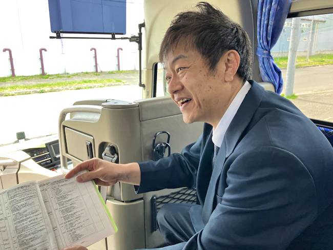 コロナ禍を機に「長く安定して働ける場所」を求めて入社。
運行管理が徹底され、休息時間の確保や15分単位の残業代支給などクリーンな環境です。
有給も取りやすく、休日は趣味の海釣りを満喫しています!