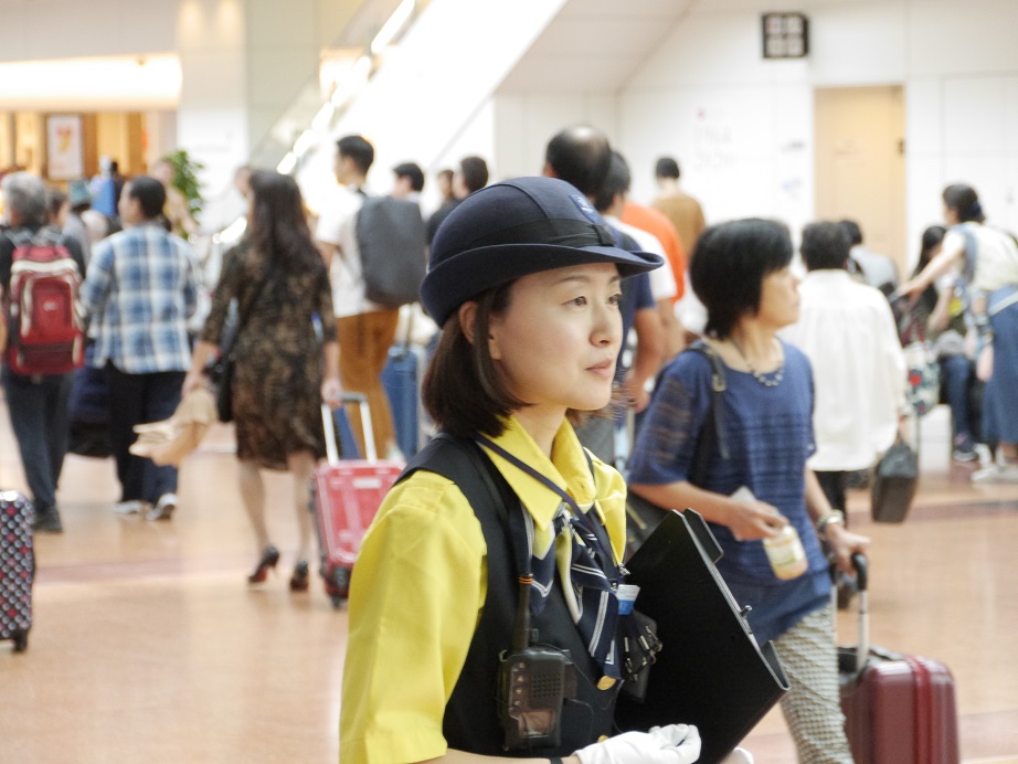 【「空の安全」を守るプロへ】
旅行に行くとき飛行機に乗る前に通っていた「荷物検査場」。
空の安全を守る大切なシゴト。一緒にチャレンジしてみませんか？