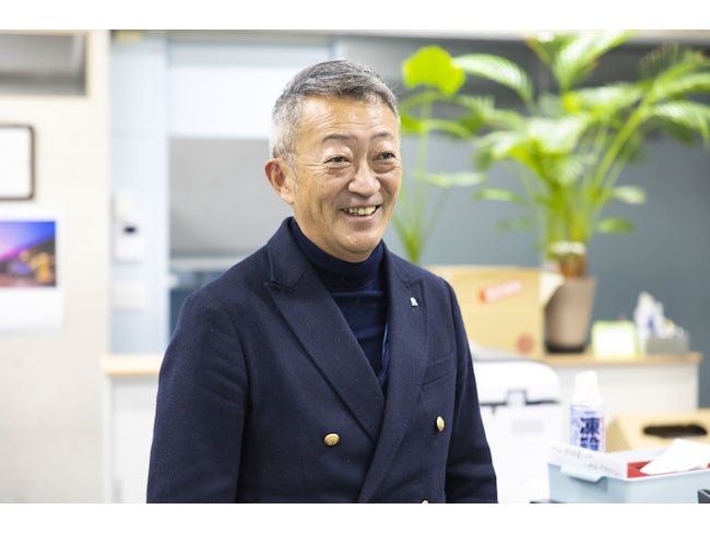 財務歴30年の私が見ても心から信頼できる会社です。学費の補助や社用車の貸与など、社員想いの制度も充実。機材の多くを自社保有しており、経営も安定しているので長く安心して働ける職場です。(取締役/加藤)