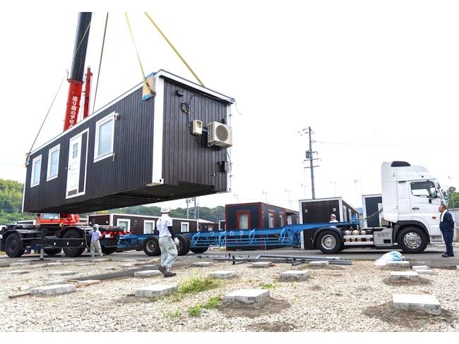 生産から設置まで迅速かつ盤石な体制(設置が半日というアイテムも!)
仕上がっていくところを見るだけでも快いですし、お客様や被災者の方から「ありがとう!」の声を頂ける時は嬉しさで胸がいっぱいになります!