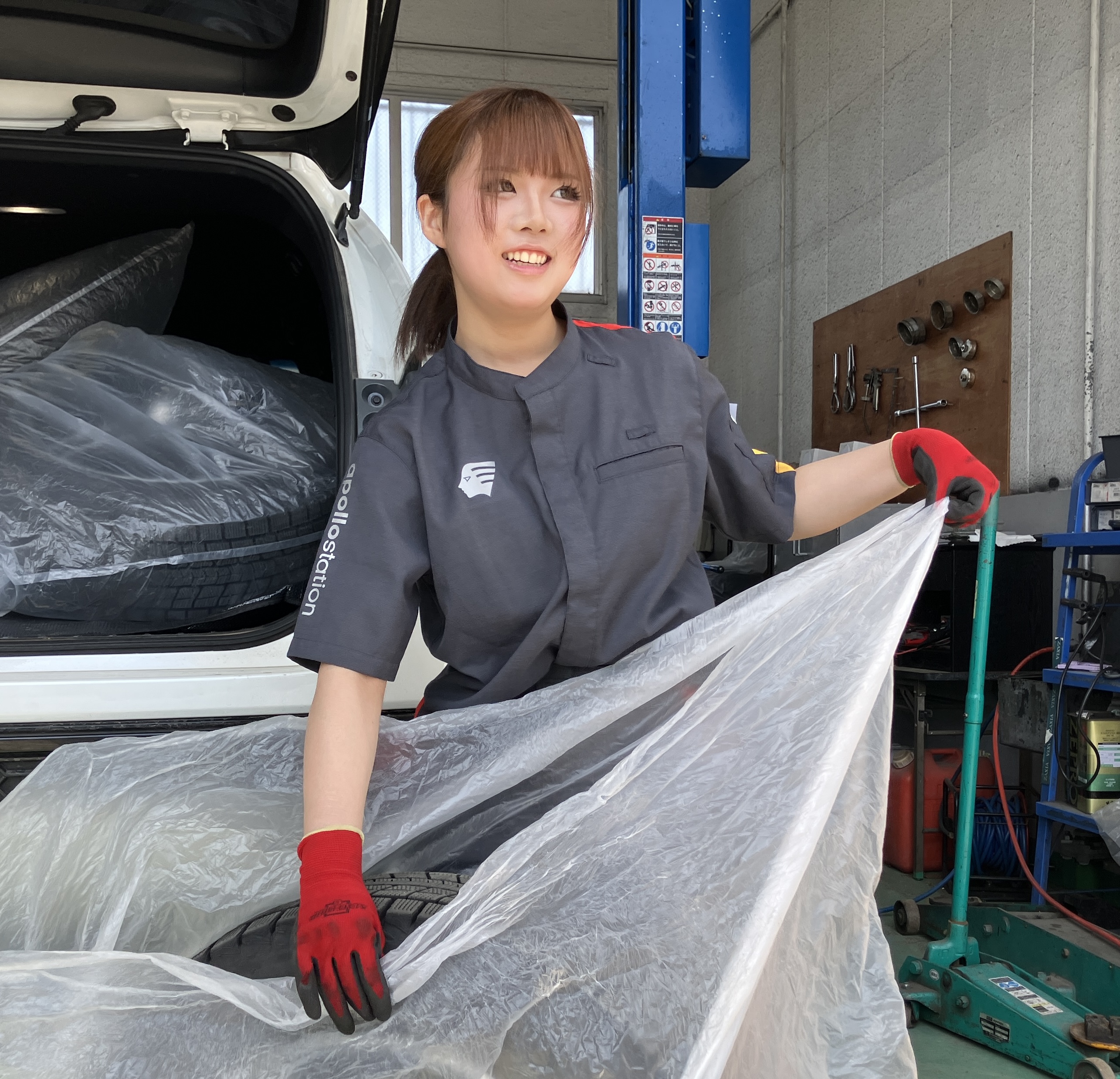 スタッフ（入社2カ月目）／体を動かす仕事がしたくて、ガソリンスタンドの募集に応募しました。性別や年齢関係なくフランクに話してくれる方ばかりで、もう何年もいるかのように馴染んでいます（笑）