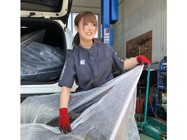 スタッフ(入社2カ月目)/体を動かす仕事がしたくて、ガソリンスタンドの募集に応募しました。性別や年齢関係なくフランクに話してくれる方ばかりで、もう何年もいるかのように馴染んでいます(笑)