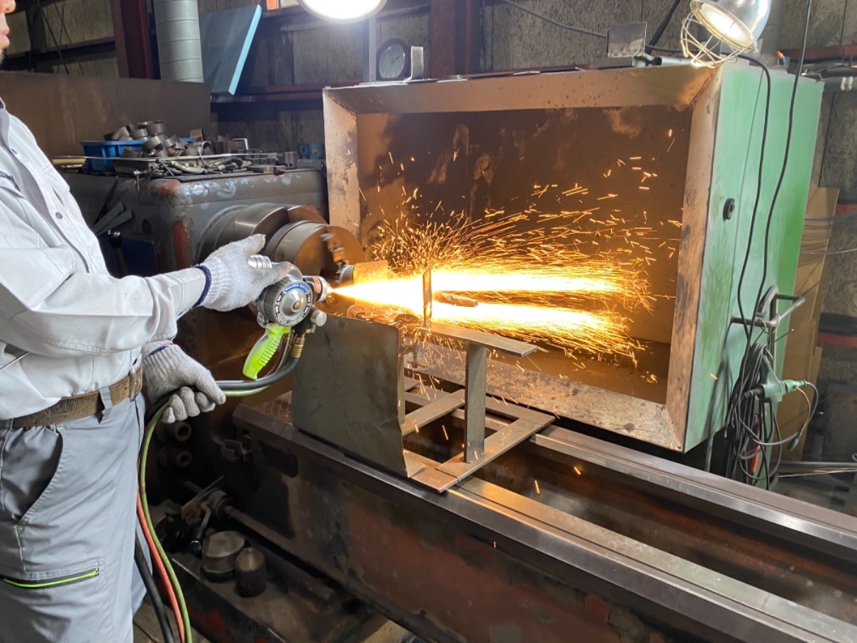 施工できる企業が少ない「溶射加工」この技術により、補修や強化の幅が広がります。3カ月で壊れてしまっていたものが、2年経ってもビクともしなくなるなど、技術は奥が深いのです。