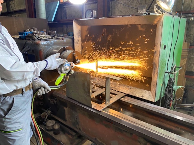 施工できる企業が少ない「溶射加工」この技術により、補修や強化の幅が広がります。3カ月で壊れてしまっていたものが、2年経ってもビクともしなくなるなど、技術は奥が深いのです。