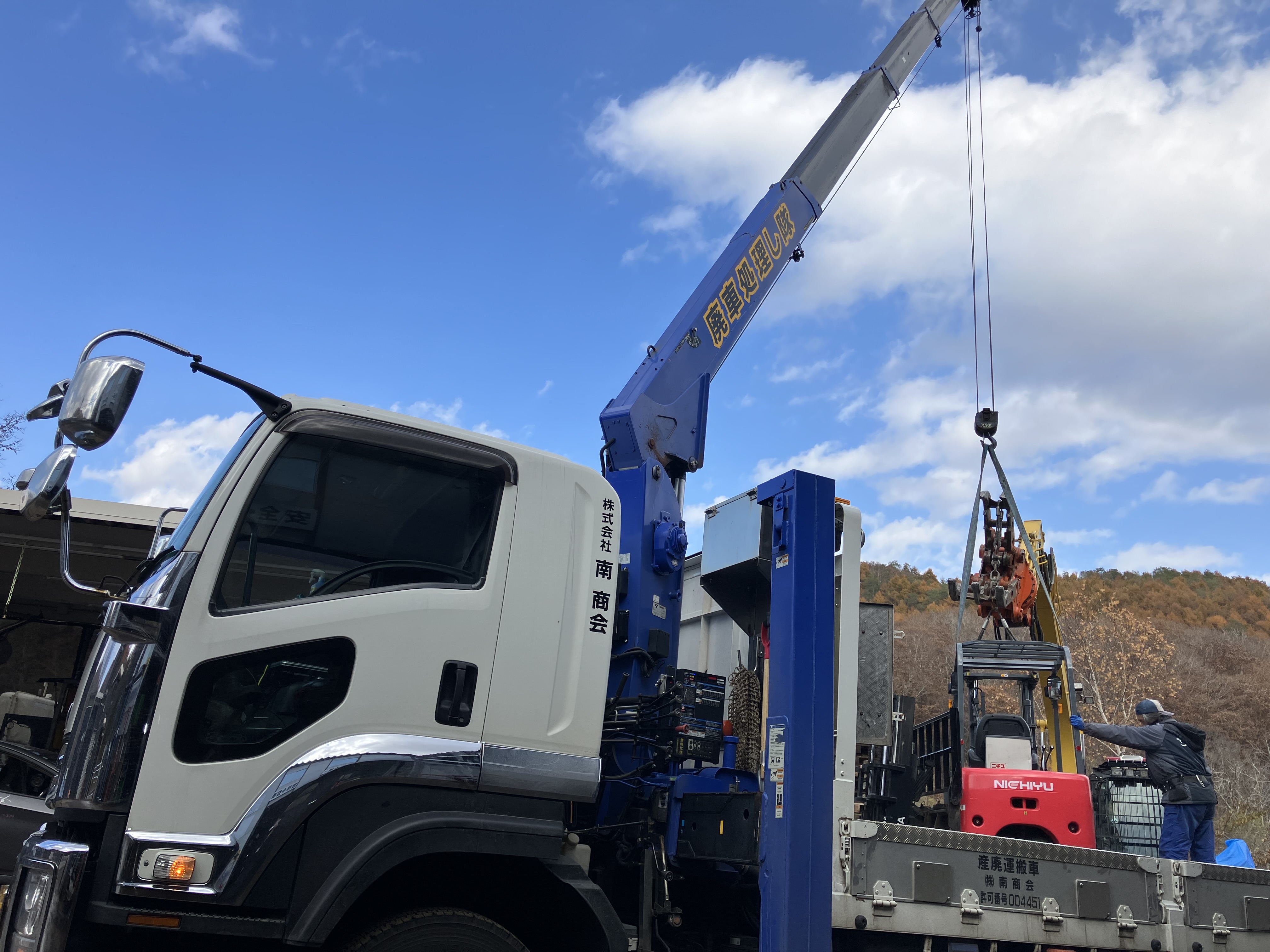 株式会社南商会 社長／南 竜也（写真奥に写るフォークリフト内で作業中）