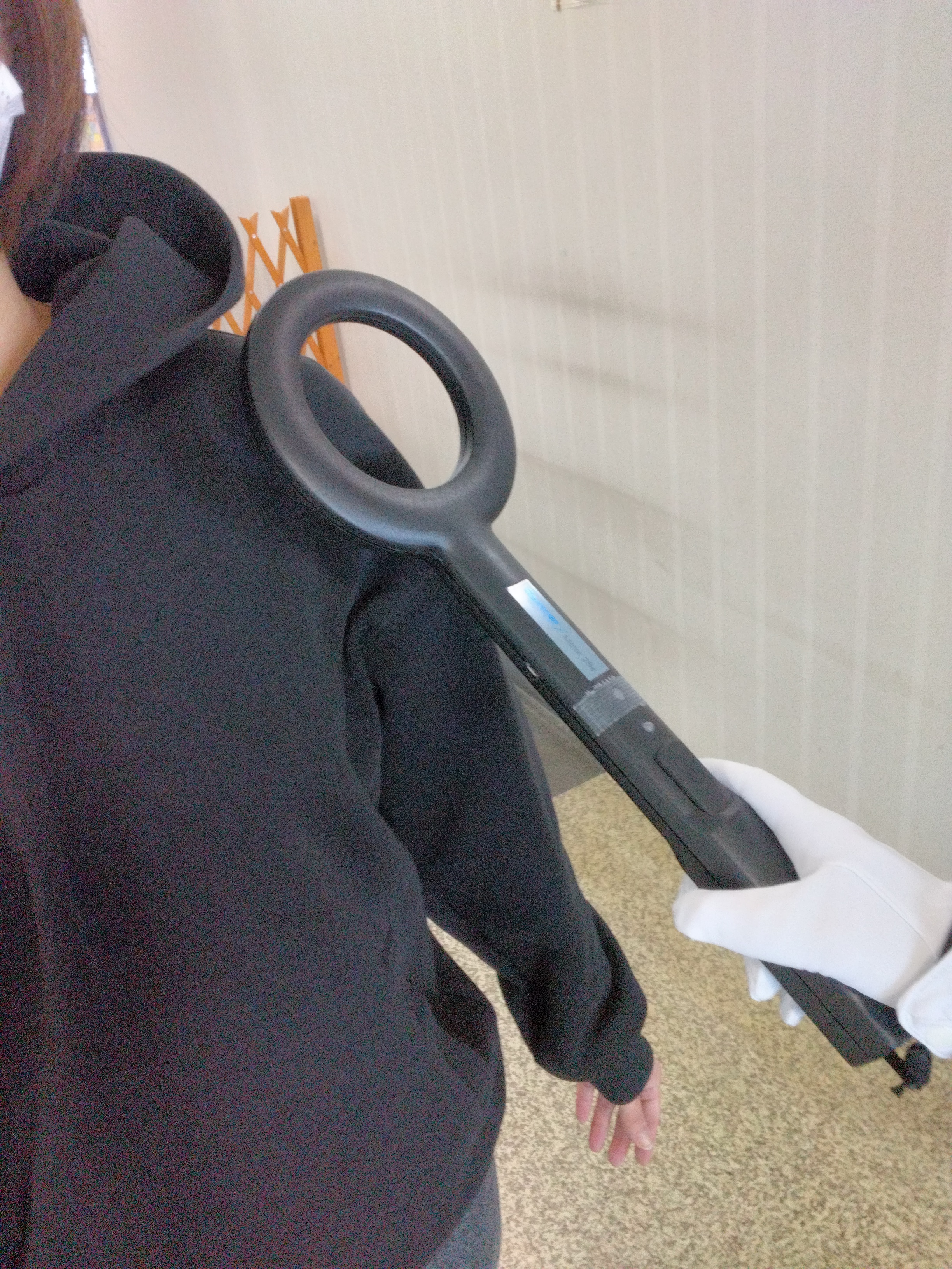 こちらは金属探知機を使う、ボディチェック。
皆さんの想像では一番イメージしやすいお仕事かと思います。