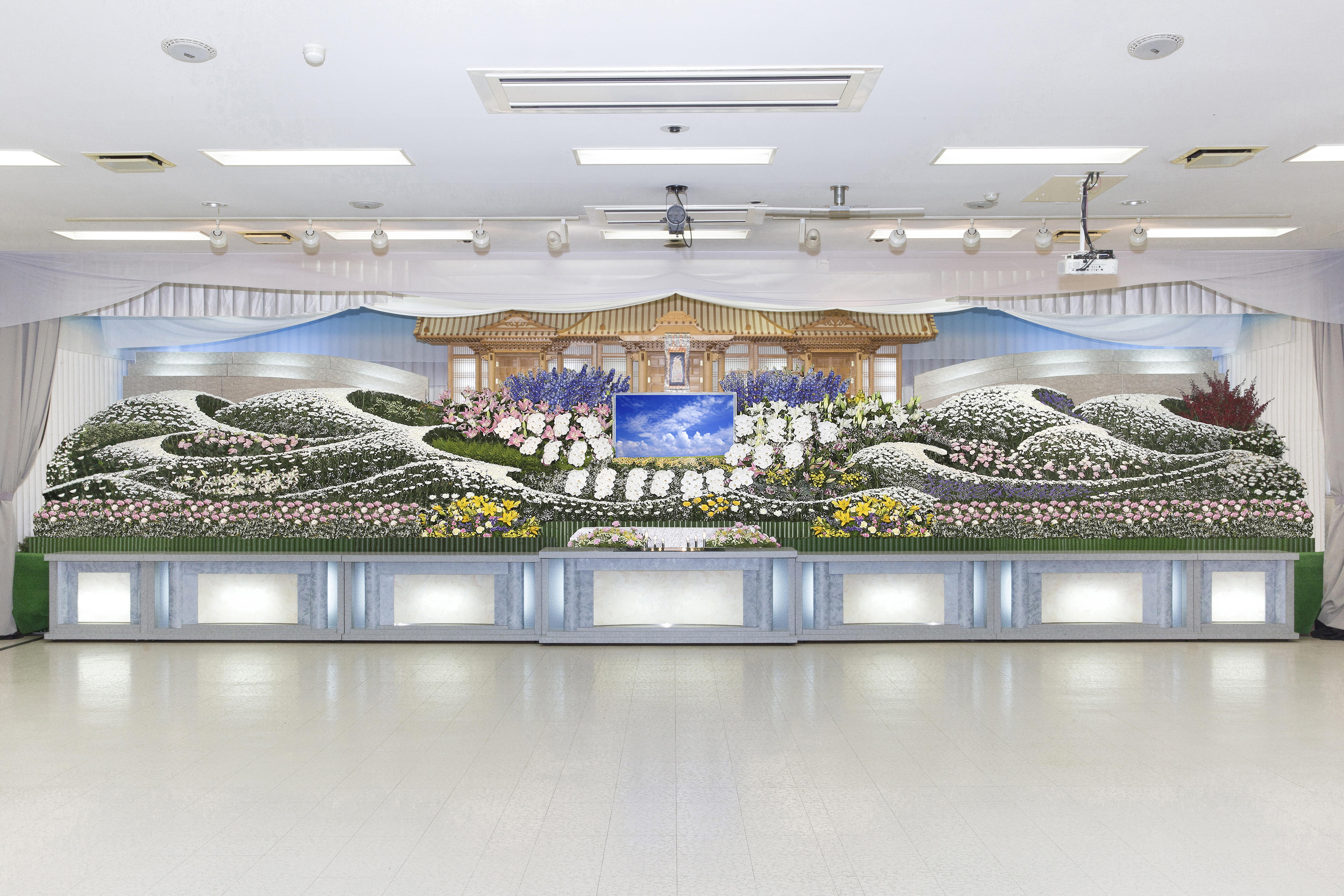 ゆくゆくは写真のような祭壇を制作に携わることができます。大きさによって異なりますが、事前の準備をチームで行い、半日〜1日で制作します。自分の技術の向上にもつながり、完成したときには達成感があります！