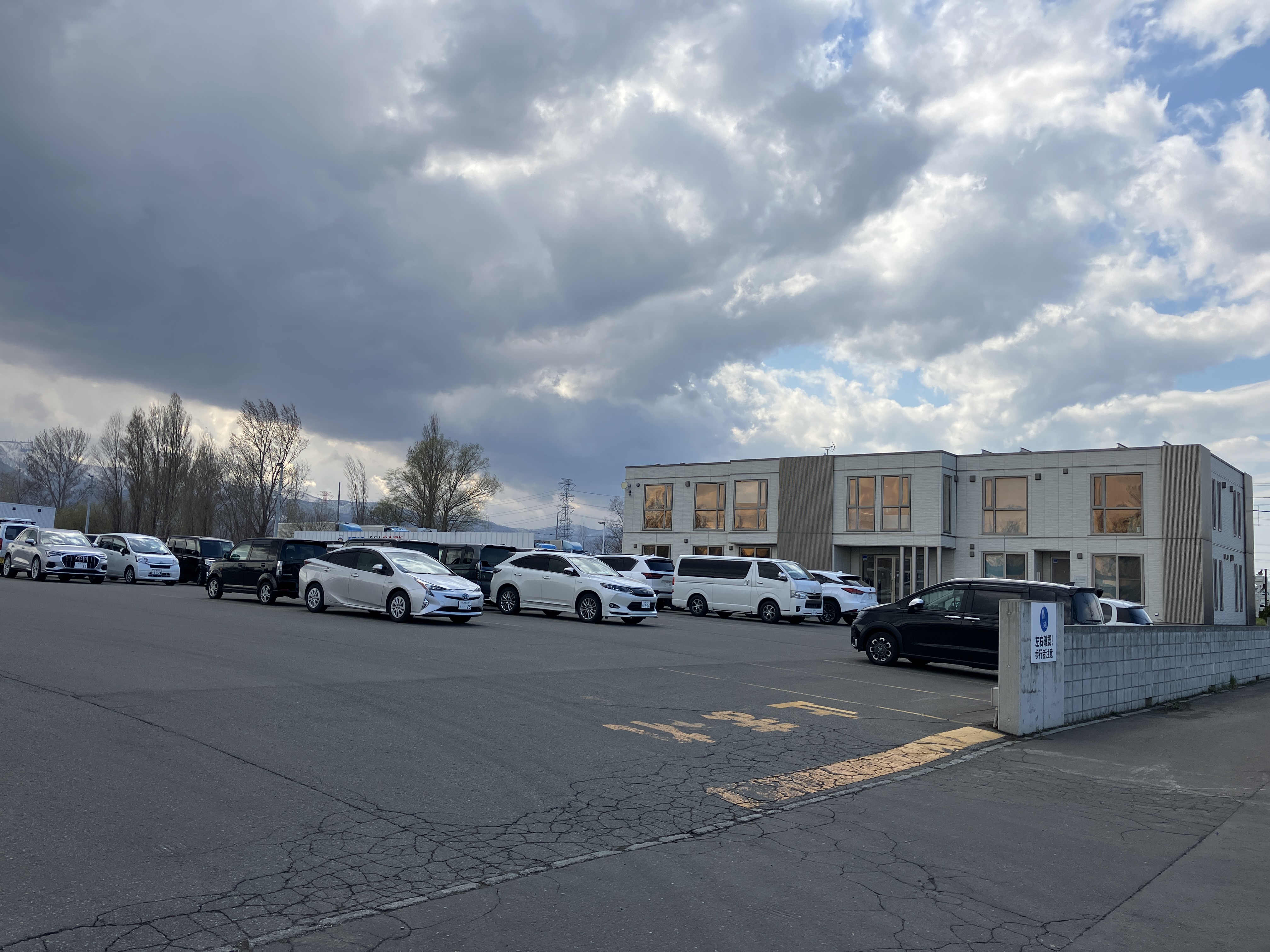 【自分らしいペースで長く働ける】
バリバリ稼ぎたい人も、欲なくマイペースに働きたい人もどっちもOK！
年齢に合わせて大型から軽自動車へステップダウンし、60〜70代で無理なく活躍している先輩もいます。